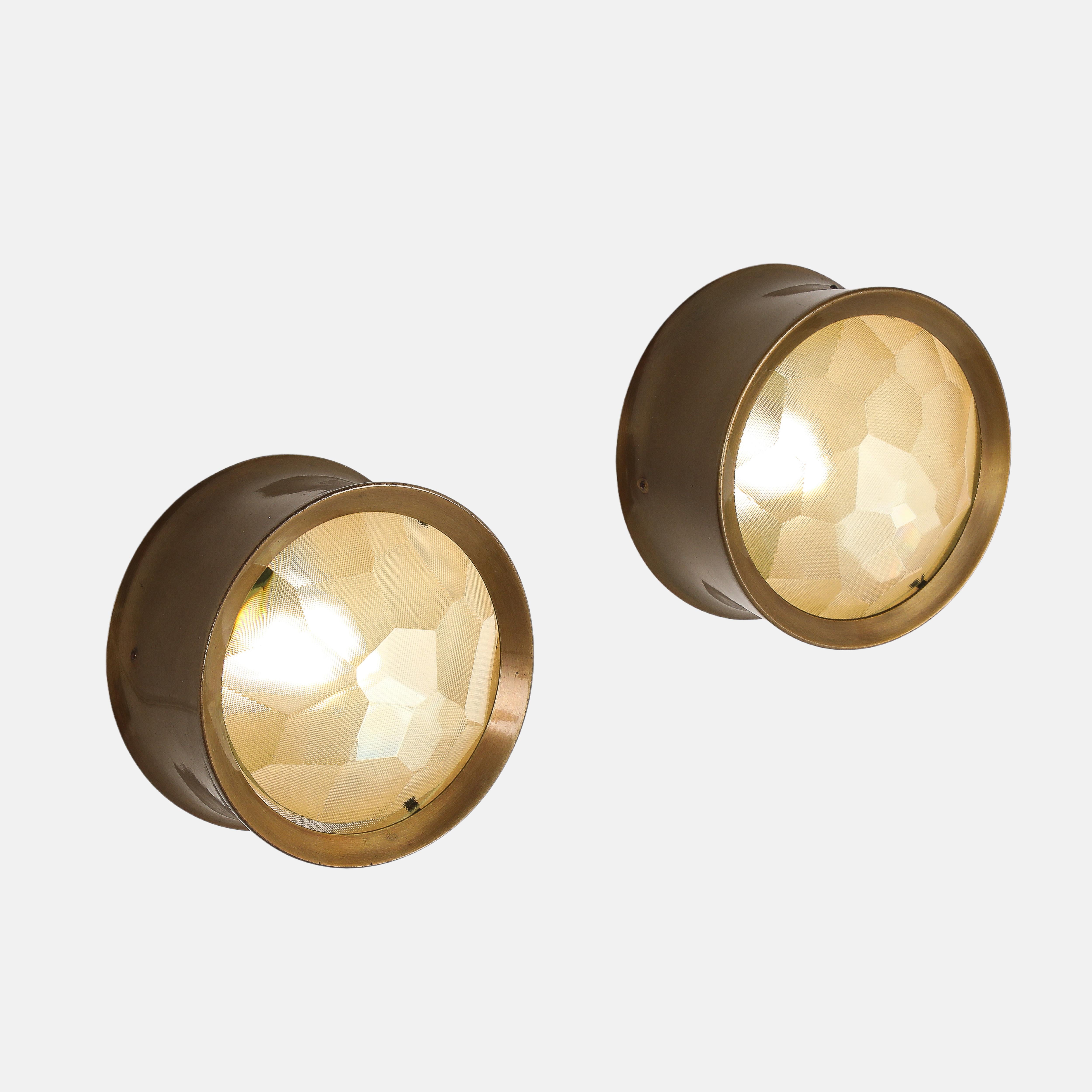 Laiton Max Ingrand pour Fontana Arte Appliques ou plafonniers en cristal taillé Model No 2319 en vente