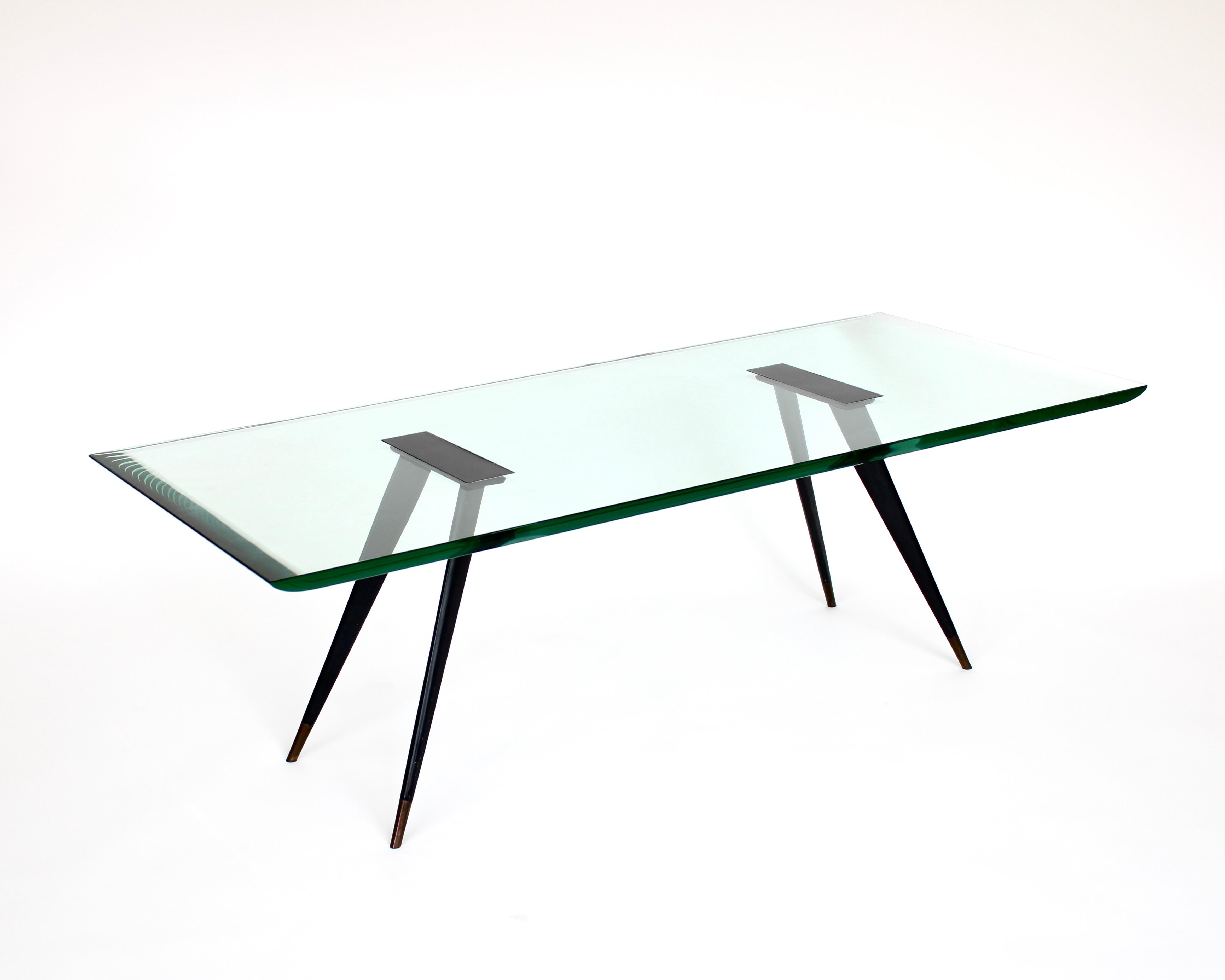 Max Ingrand pour Fontana Arte verre biseauté et pieds en métal laqué se terminant par du laiton patiné foncé. Modèle 1970/1 c 1950. L'incroyable pièce de verre biseauté de Fontana Arte est prise en sandwich entre les deux parties du pied, comme