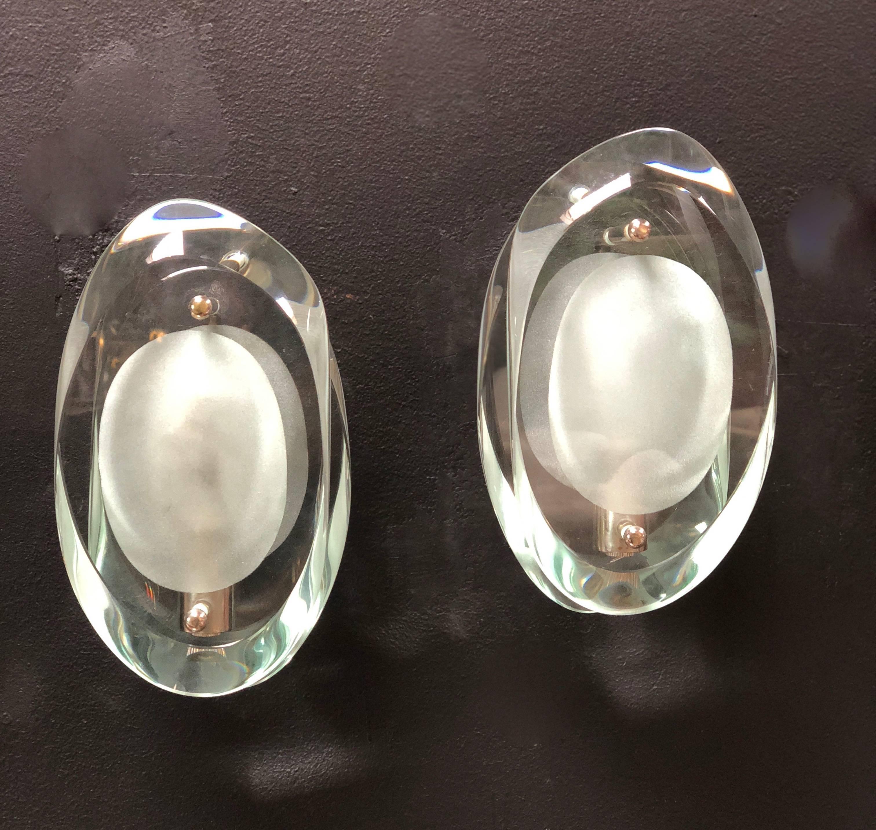 Max Ingrand for Fontana Arte glass sconces wall lamps set of four, Italy, 1960. Double lens cut panels of thick profiled polished glass with etched glass centres. Nickel-plated metal mounts. Excellent condition. The price refer to the pair.
