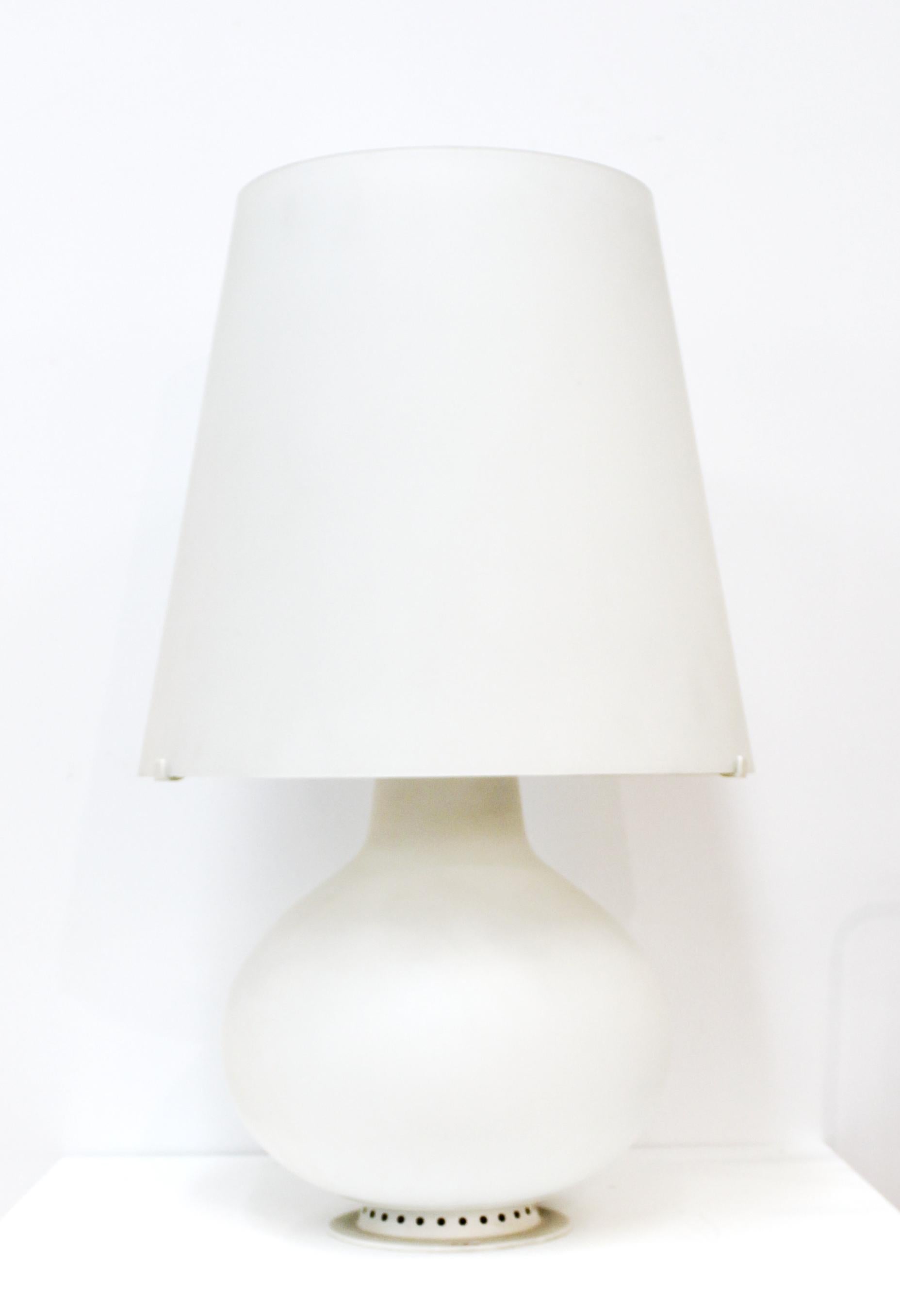 Max Ingrand for Fontana Arte Italian Modern table lamp in white glass with white glass shade. Designed by Max Ingrand in the 1950s, this model is likely from the 1970s-1980s. In great vintage condition with age-appropriate wear.