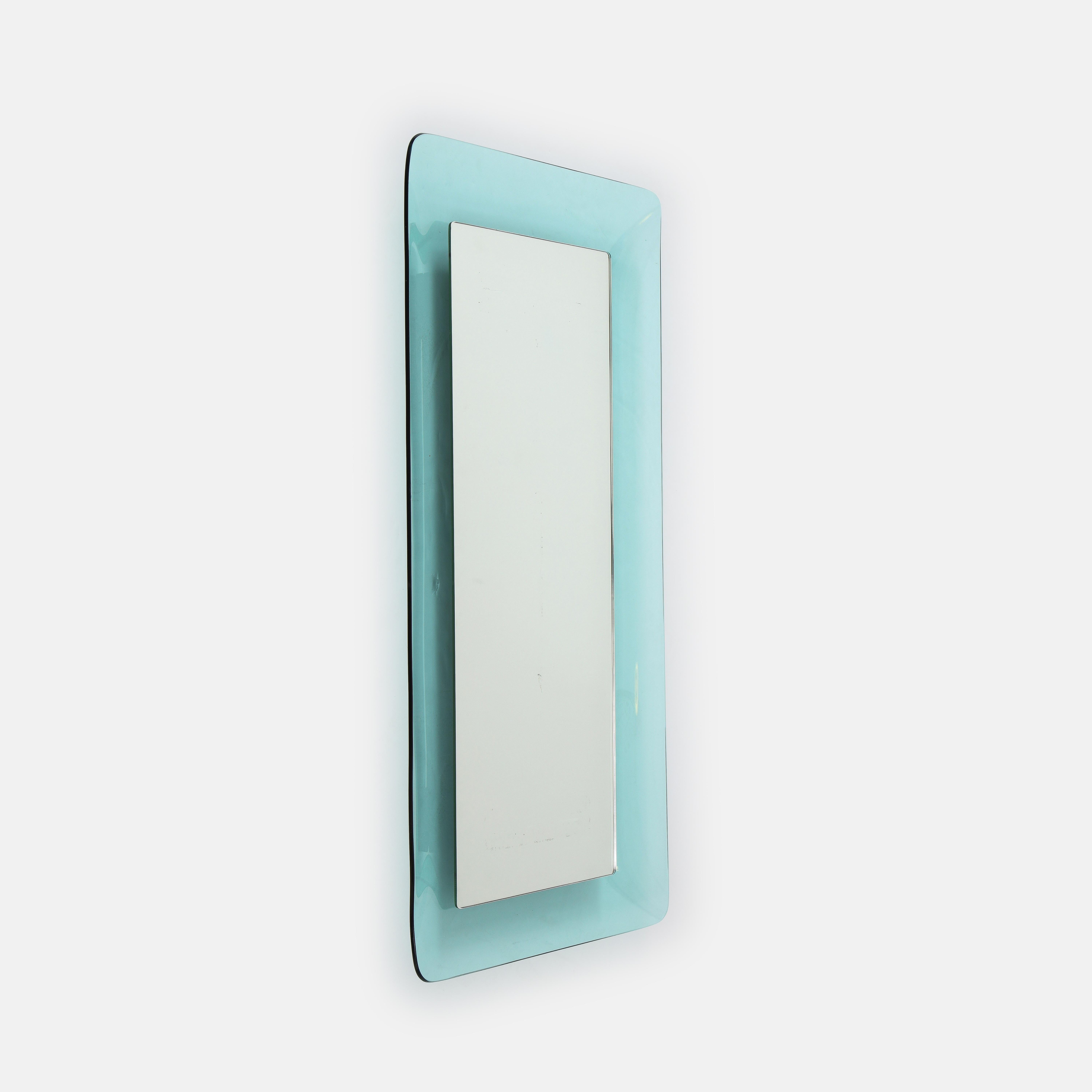 Grand miroir rectangulaire modèle 2273 de Max Ingrand pour Fontana Arte, en verre de cristal courbé et profilé de couleur bleu clair encadrant le verre miroir, Italie, vers 1956. Cet élégant miroir aux courbes subtiles et à la forme simple est une