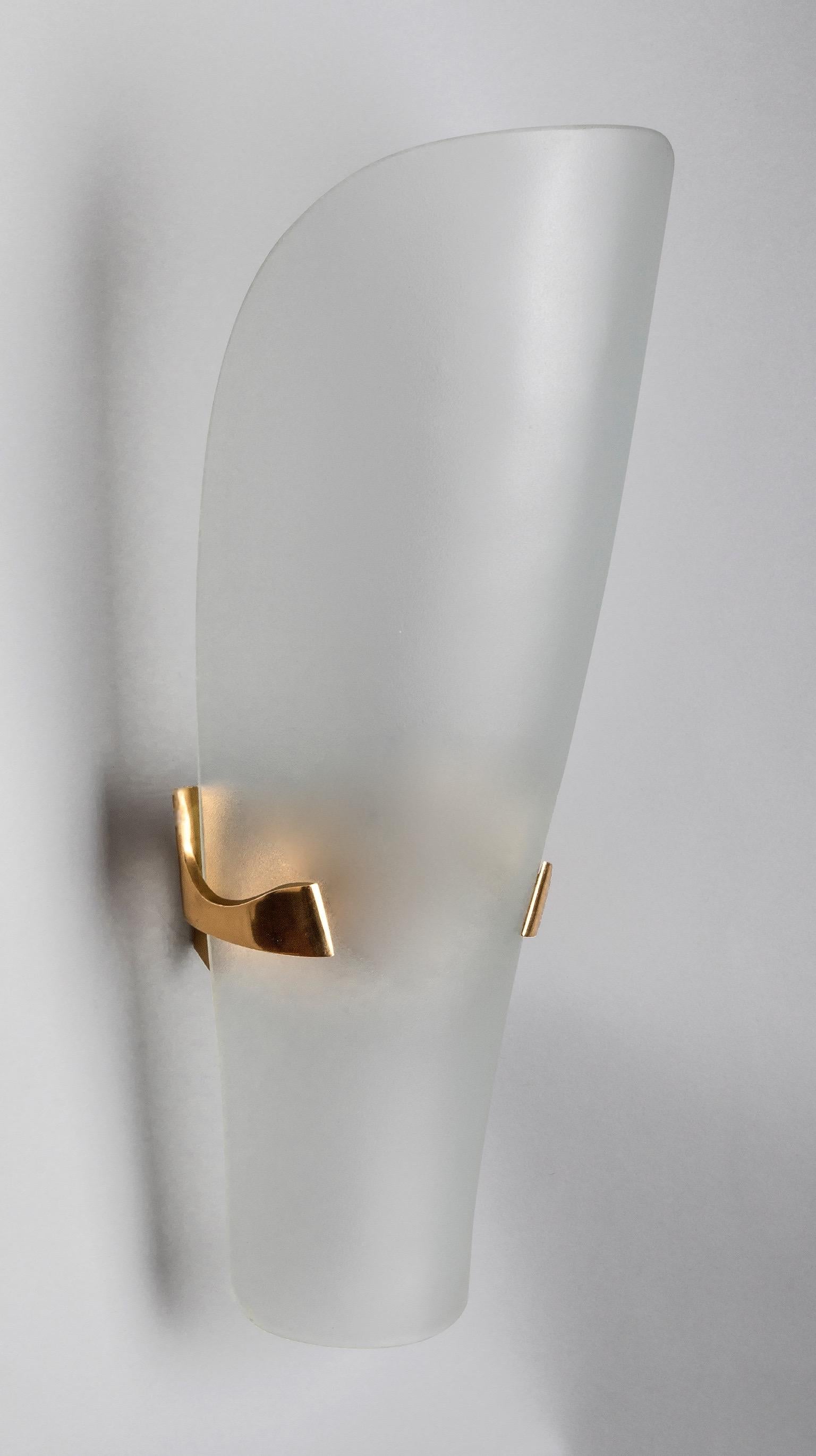 Mid-20th Century Max Ingrand for Fontana Arte Long Curved Glass and Brass Sconces, Italy 1950's