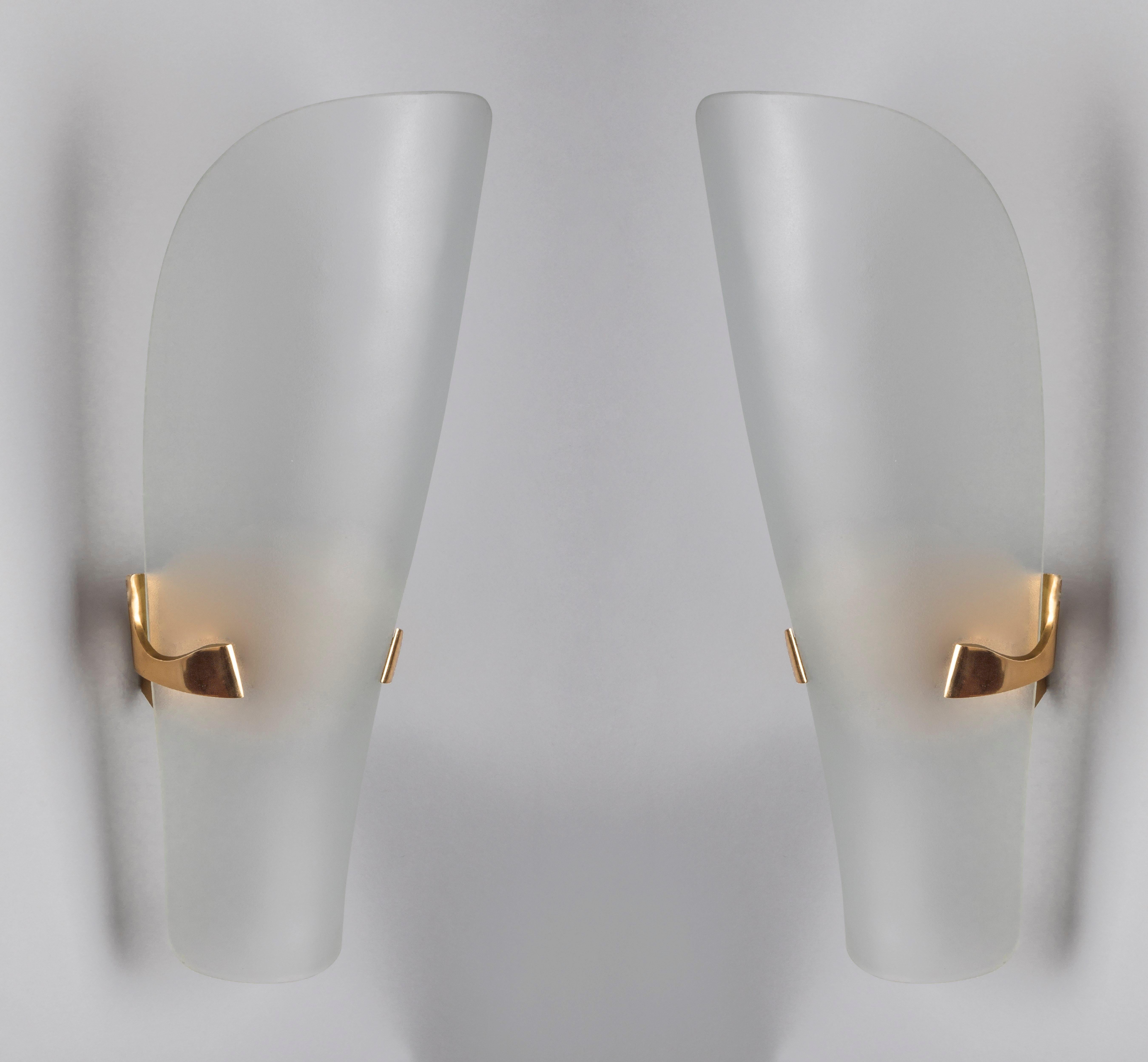Max Ingrand for Fontana Arte Long Curved Glass and Brass Sconces, Italy 1950's 3