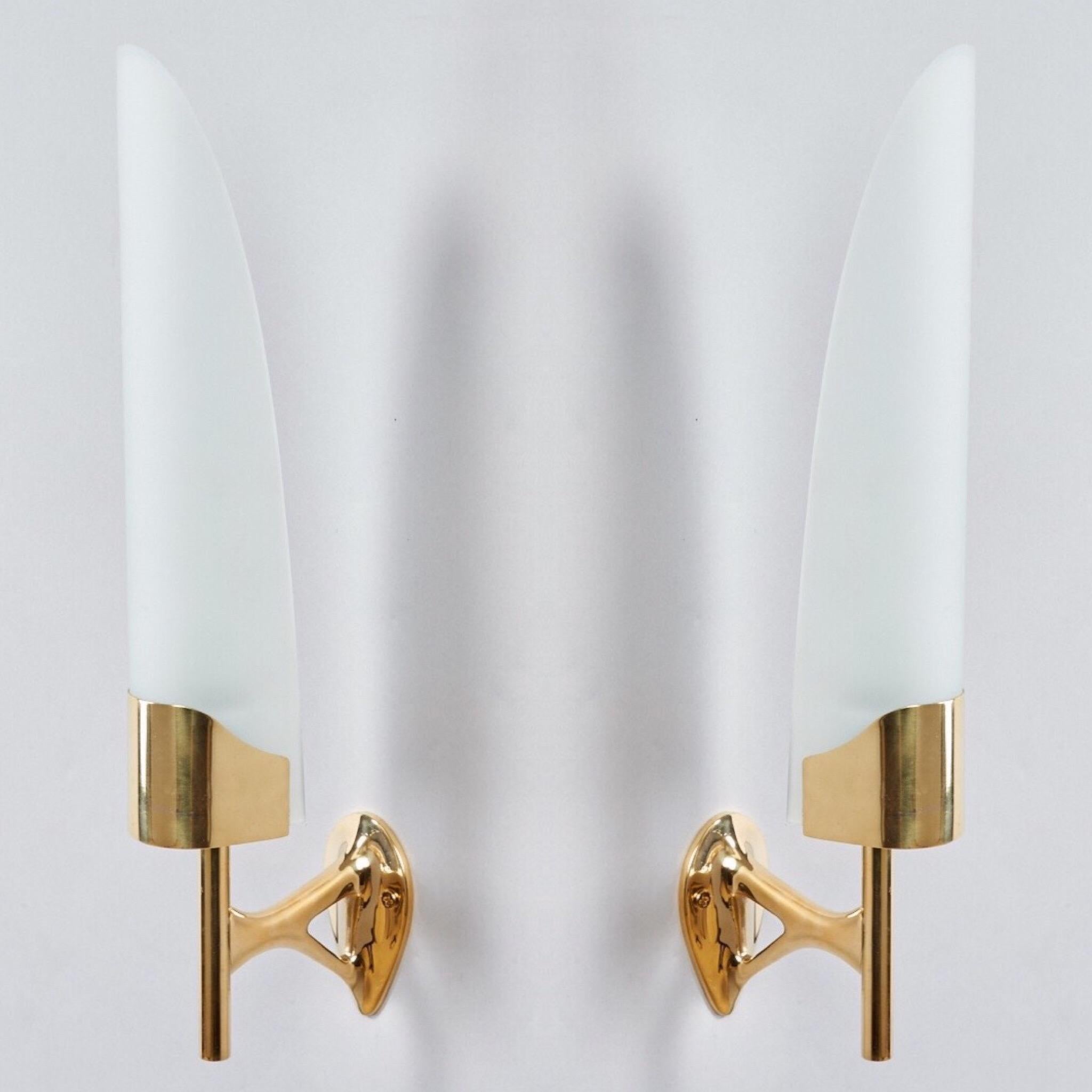 Max Ingrand (1908-1969) 

A beautiful pair of long, curved frosted glass sconces on sculptural projecting mounts with elegant keyhole detail, in polished brass, by Max Ingrand for Fontana Arte. 

Italy, 1950's. 

Measures: 16