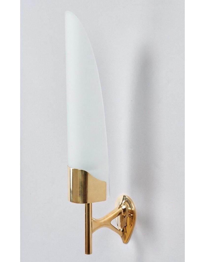 Max Ingrand for Fontana Arte Long Sculptural Brass and Glass Sconces Italy 1950s In Excellent Condition For Sale In New York, NY