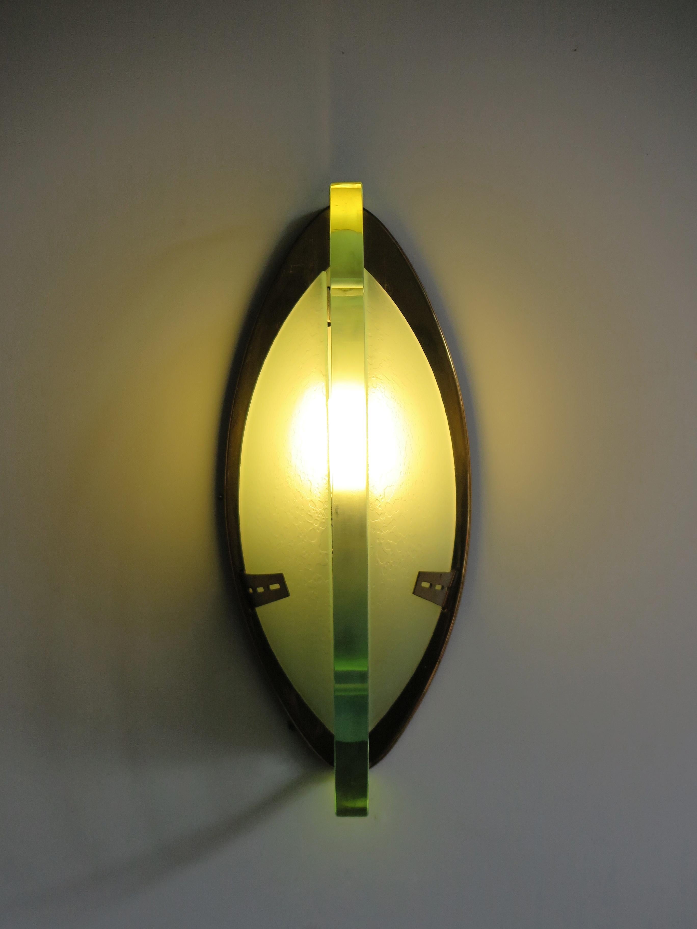 Midcentury modern design big italian sconce wall lamp designed by Max Ingrand for Fontana Arte, with brass frame and thickly ground crystal and frosted glass diffusers, Italy 1960s

Bibliography:
Franco Deboni Fontana Arte
Gio Ponti, Pietro