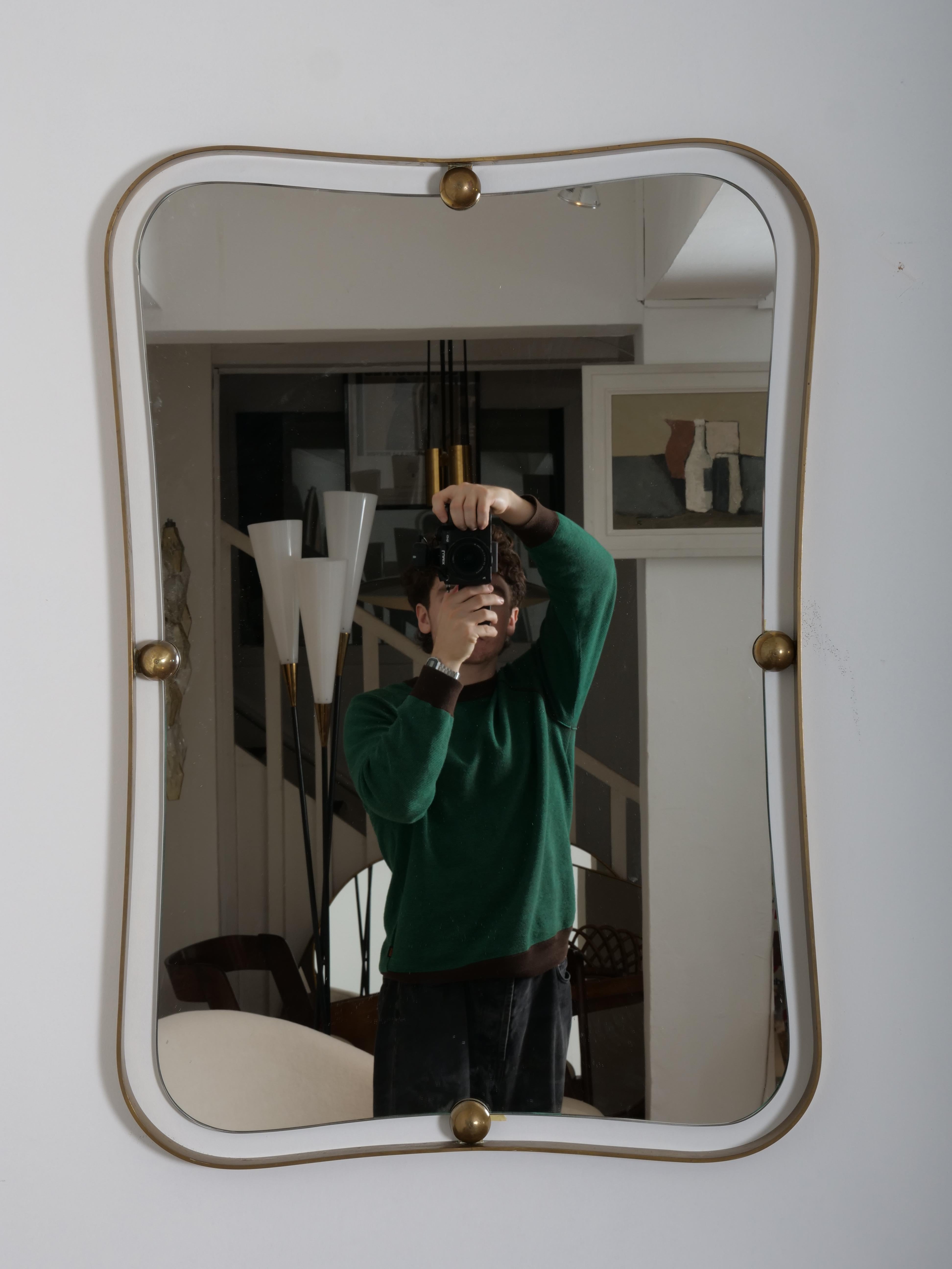 Rare miroir mural de grande taille avec cadre en laiton de Fontana Arte.

Le laiton a une belle patine

La plaque de miroir présente des signes d'âge très minimes. 