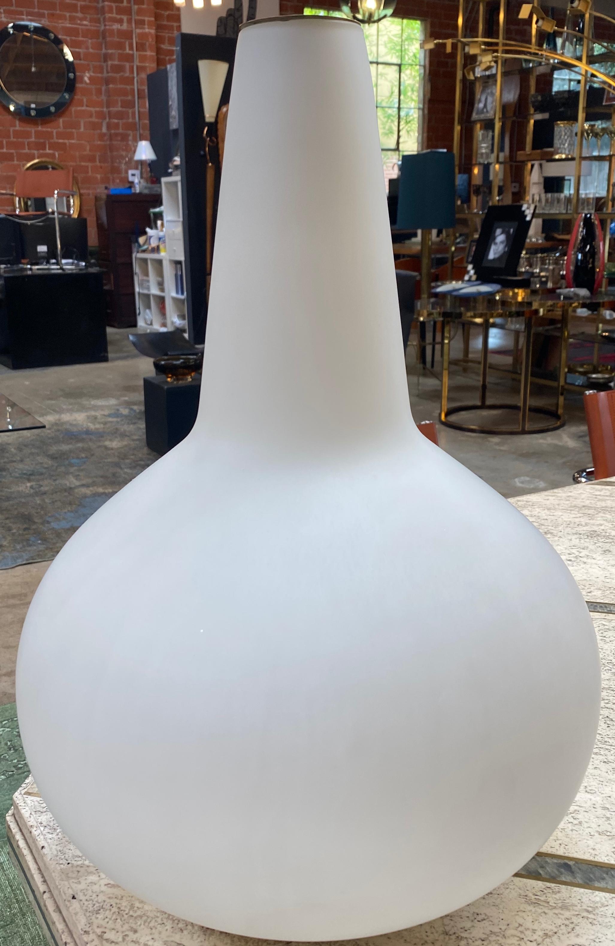 Projet Max Ingrand, 1954, pour Fontana Arte, Italie, verre satiné blanc, petit sceau en laiton dans le vase, base en métal, laqué blanc.
Connue pour ses luminaires vintage élégants et innovants, l'entreprise milanaise Fontana Arte a été l'un des