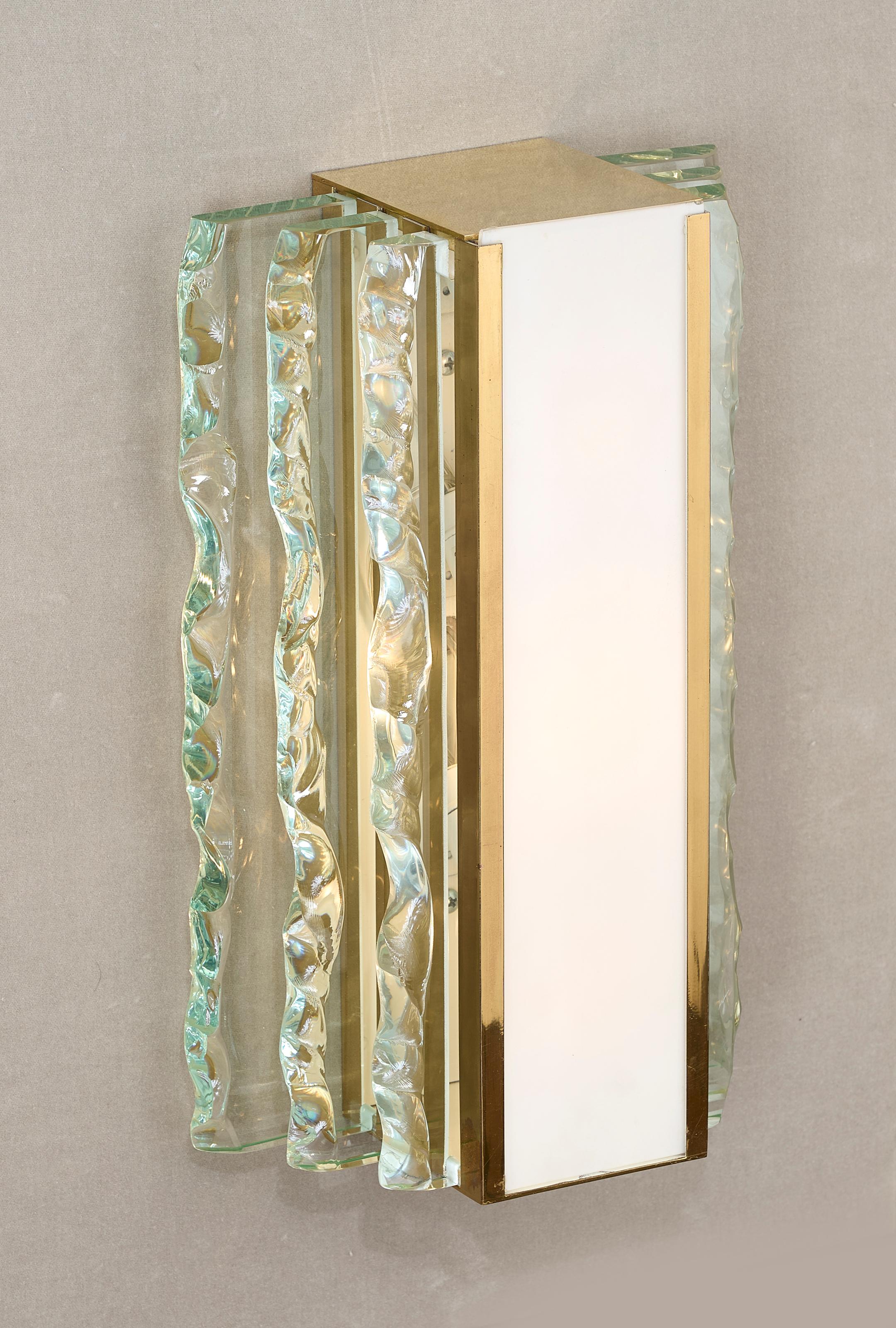 Max Ingrand for Fontana Arte: Pair of Cut Crystal and Brass Sconces, Italy 1954 For Sale 4