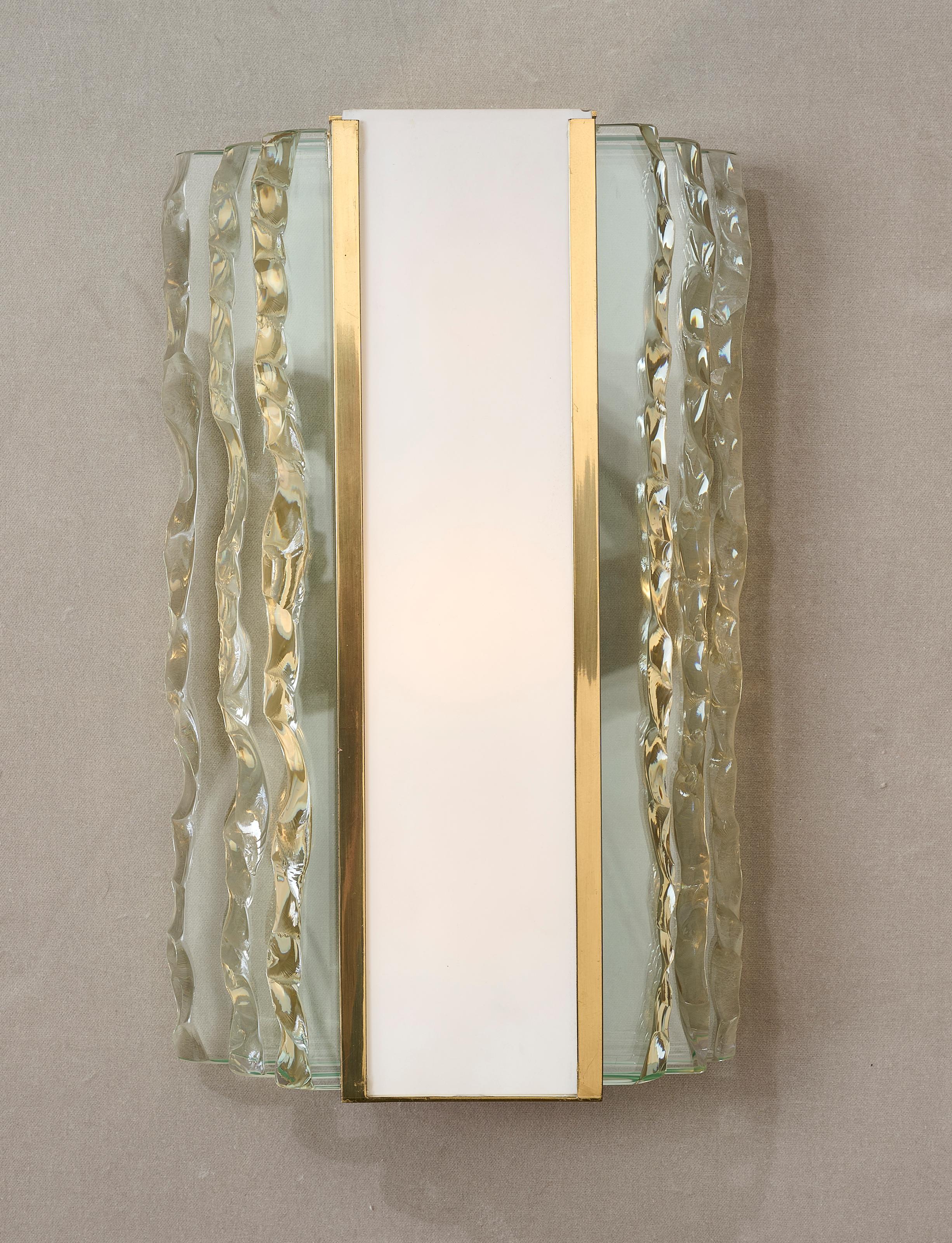 Max Ingrand for Fontana Arte: Pair of Cut Crystal and Brass Sconces, Italy 1954 For Sale 6