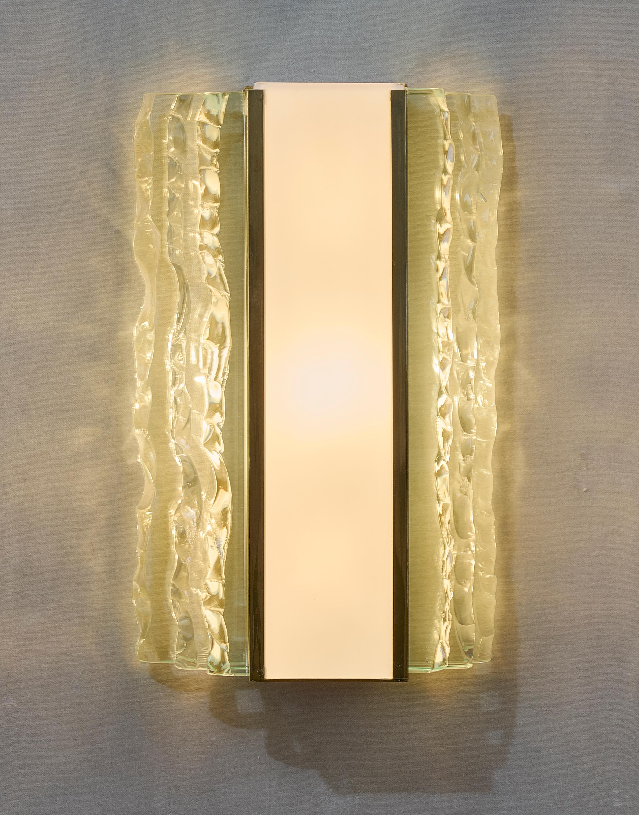 Max Ingrand for Fontana Arte: Pair of Cut Crystal and Brass Sconces, Italy 1954 For Sale 1