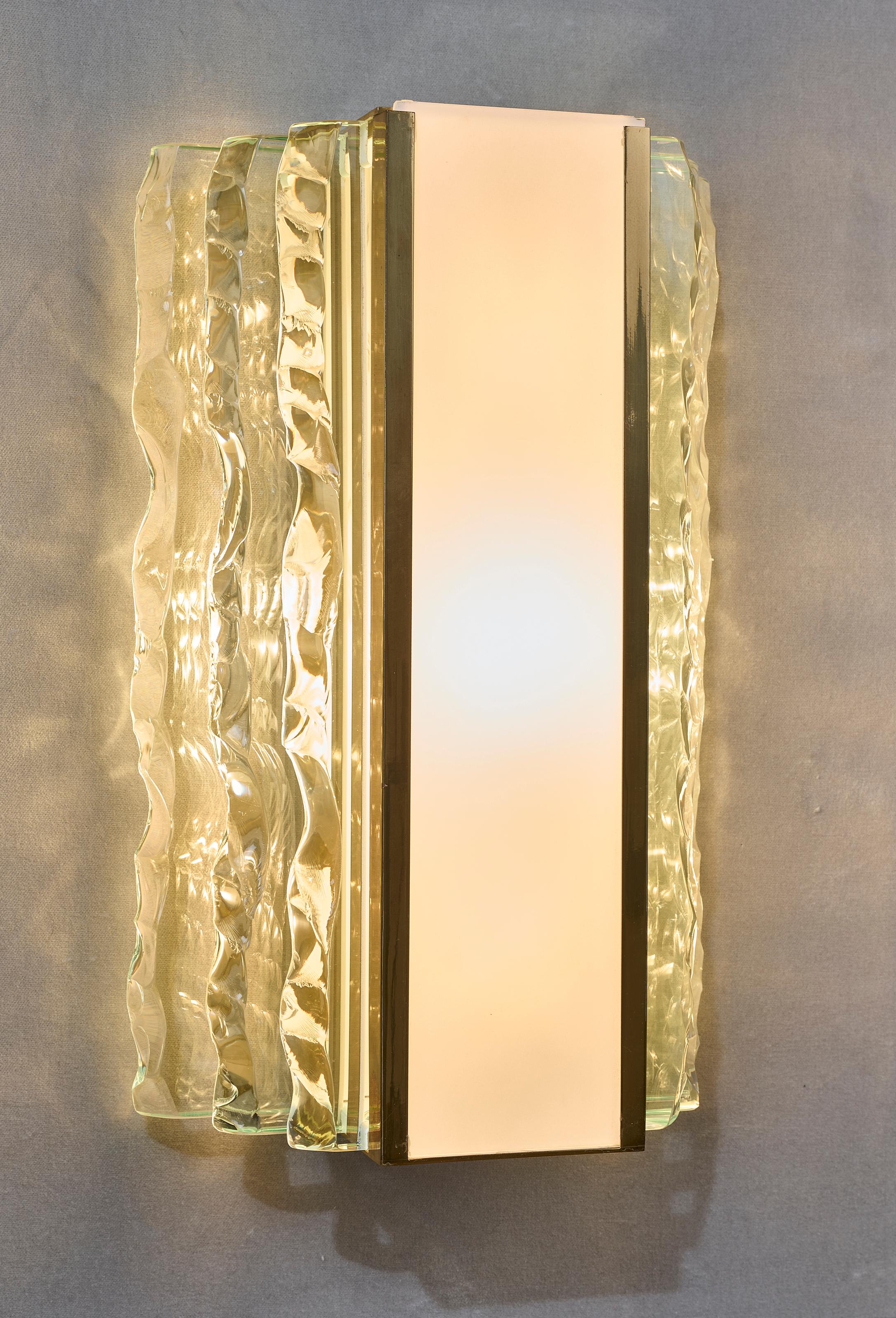 Max Ingrand for Fontana Arte: Pair of Cut Crystal and Brass Sconces, Italy 1954 For Sale 2