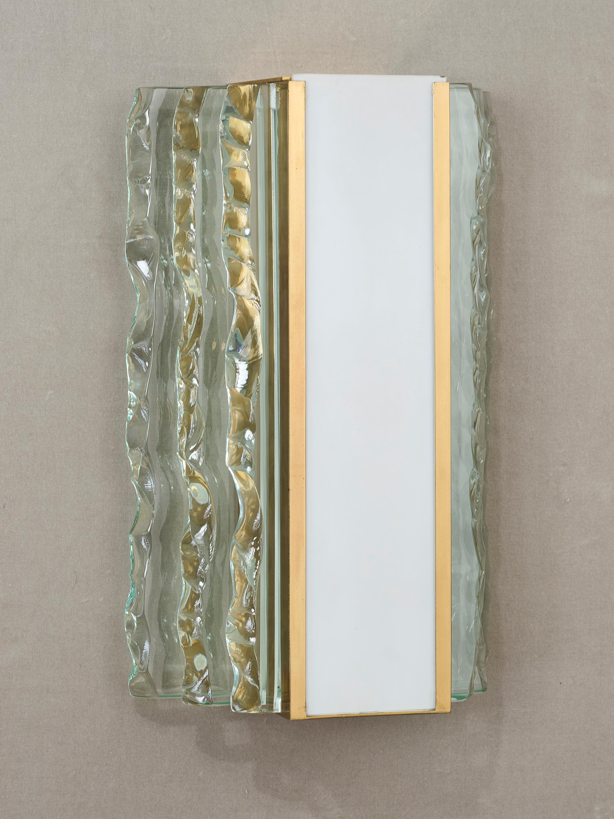 Max Ingrand for Fontana Arte: Pair of Cut Crystal and Brass Sconces, Italy 1954 For Sale 3