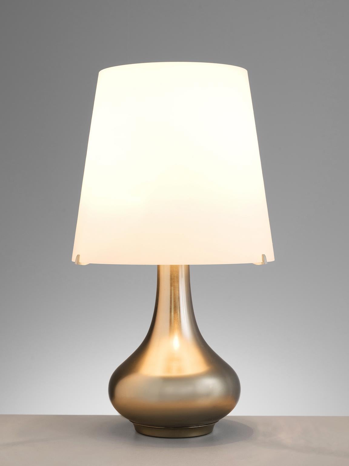 Max Ingrand for Fontana Arte table lamp, Model 2344, frosted glass, brushed nickel base, Italy, design 1964, production later

This set of classic lamps are made out of frosted glass shades that are mounted on a brushed nickel base. The base is