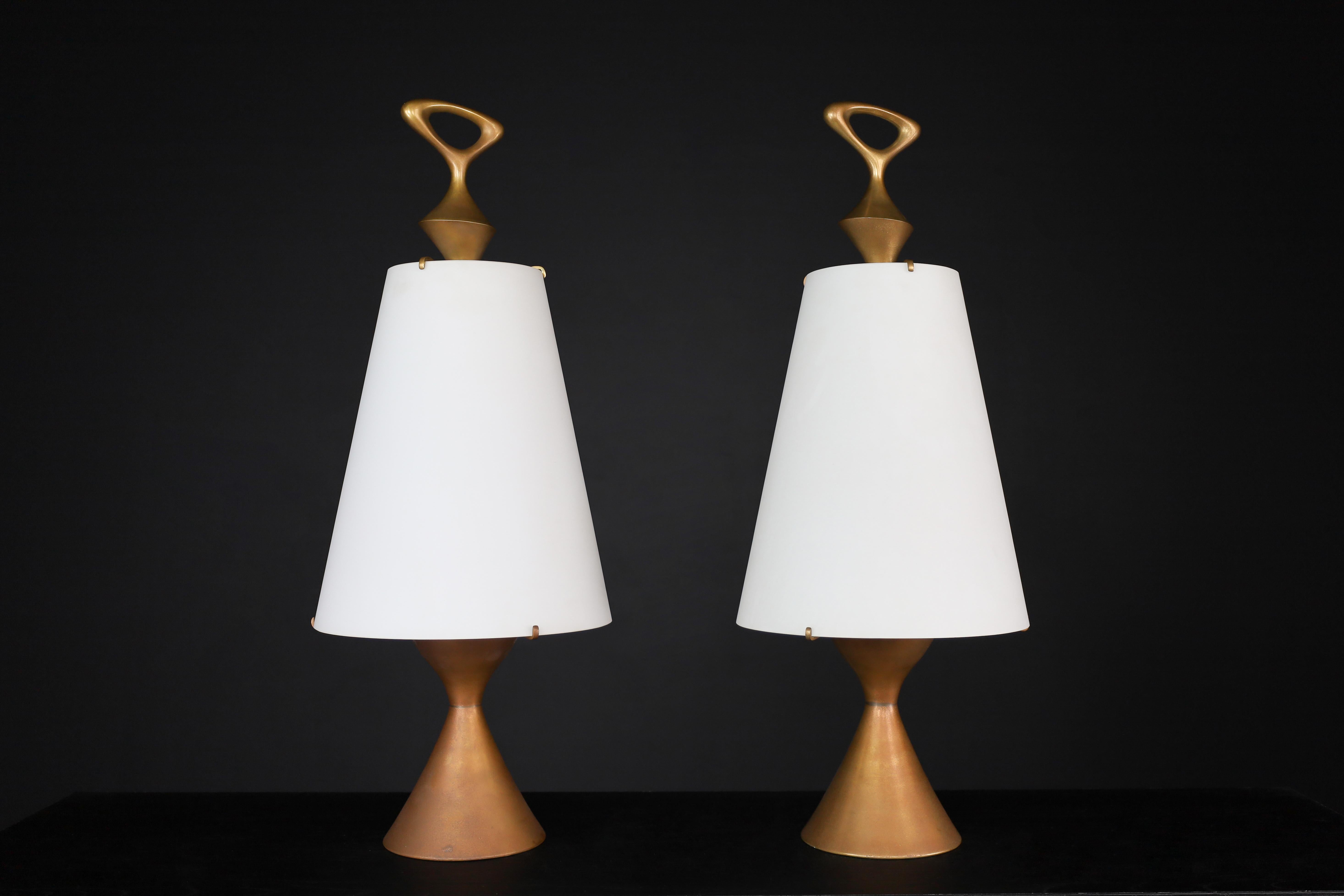Mid-Century Modern Max Ingrand for Fontana Arte pair of two Patinated Brass table lamps Italy 1956 For Sale