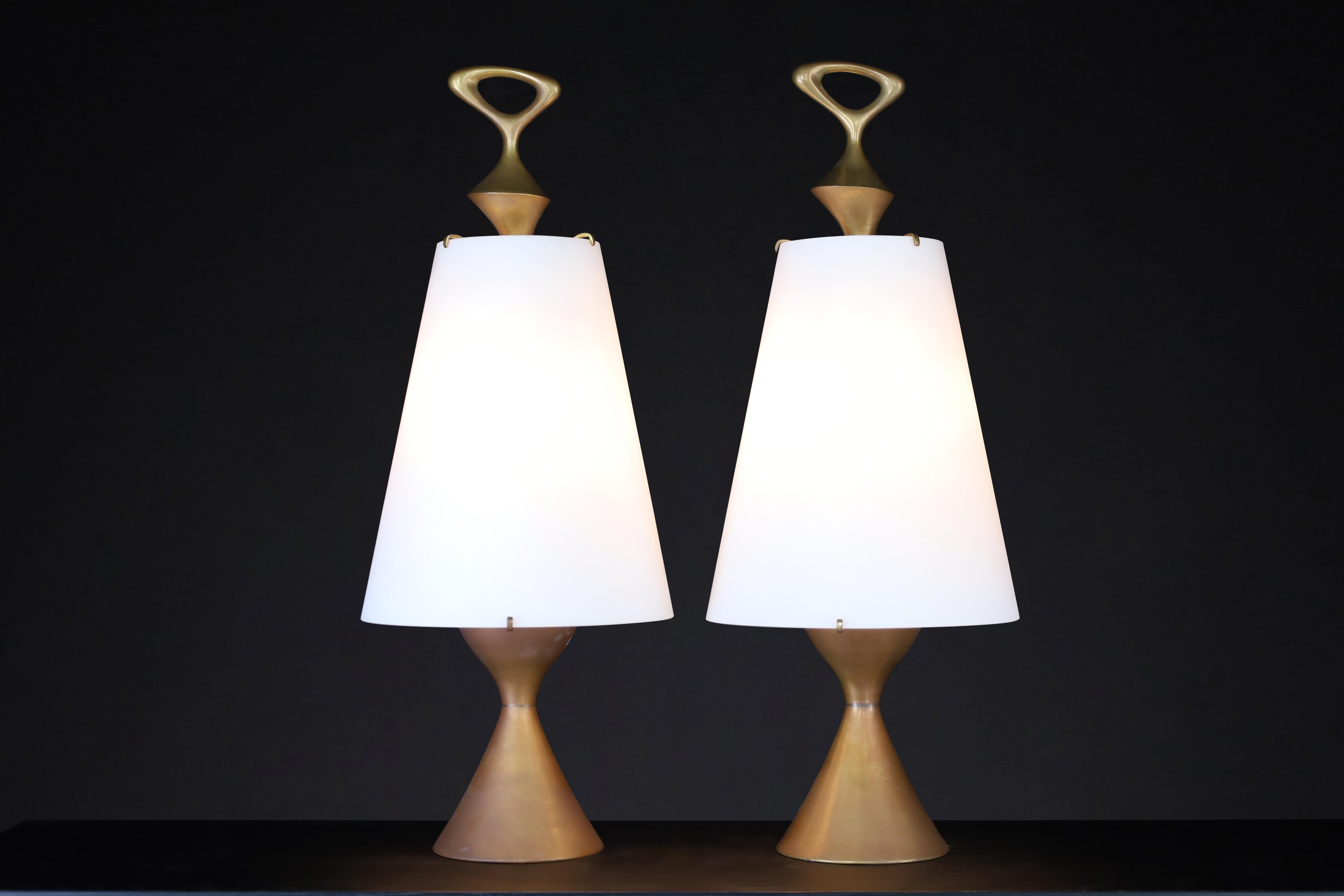 Italian Max Ingrand for Fontana Arte pair of two Patinated Brass table lamps Italy 1956 For Sale