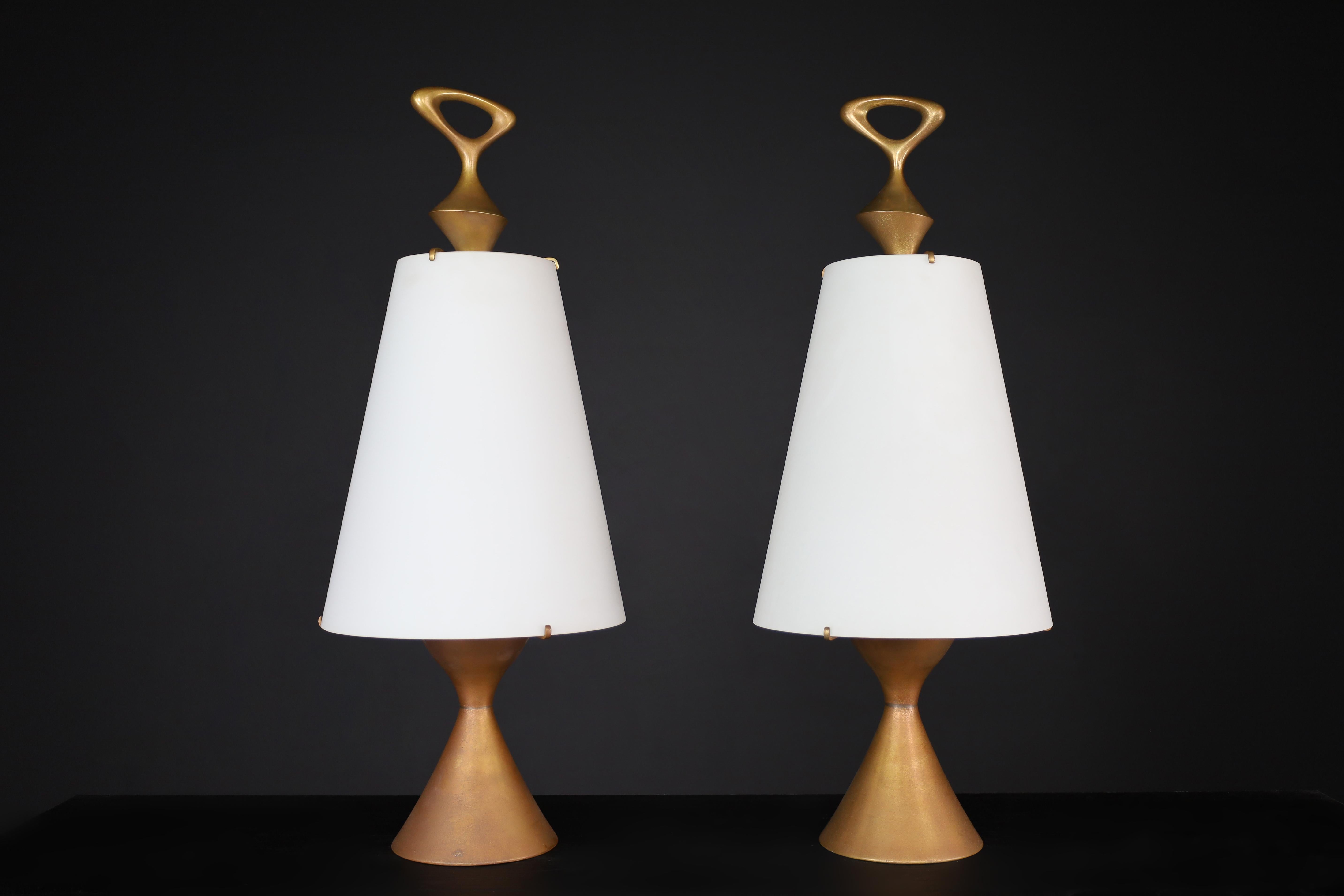 Max Ingrand for Fontana Arte pair of two Patinated Brass table lamps Italy 1956 In Good Condition For Sale In Almelo, NL