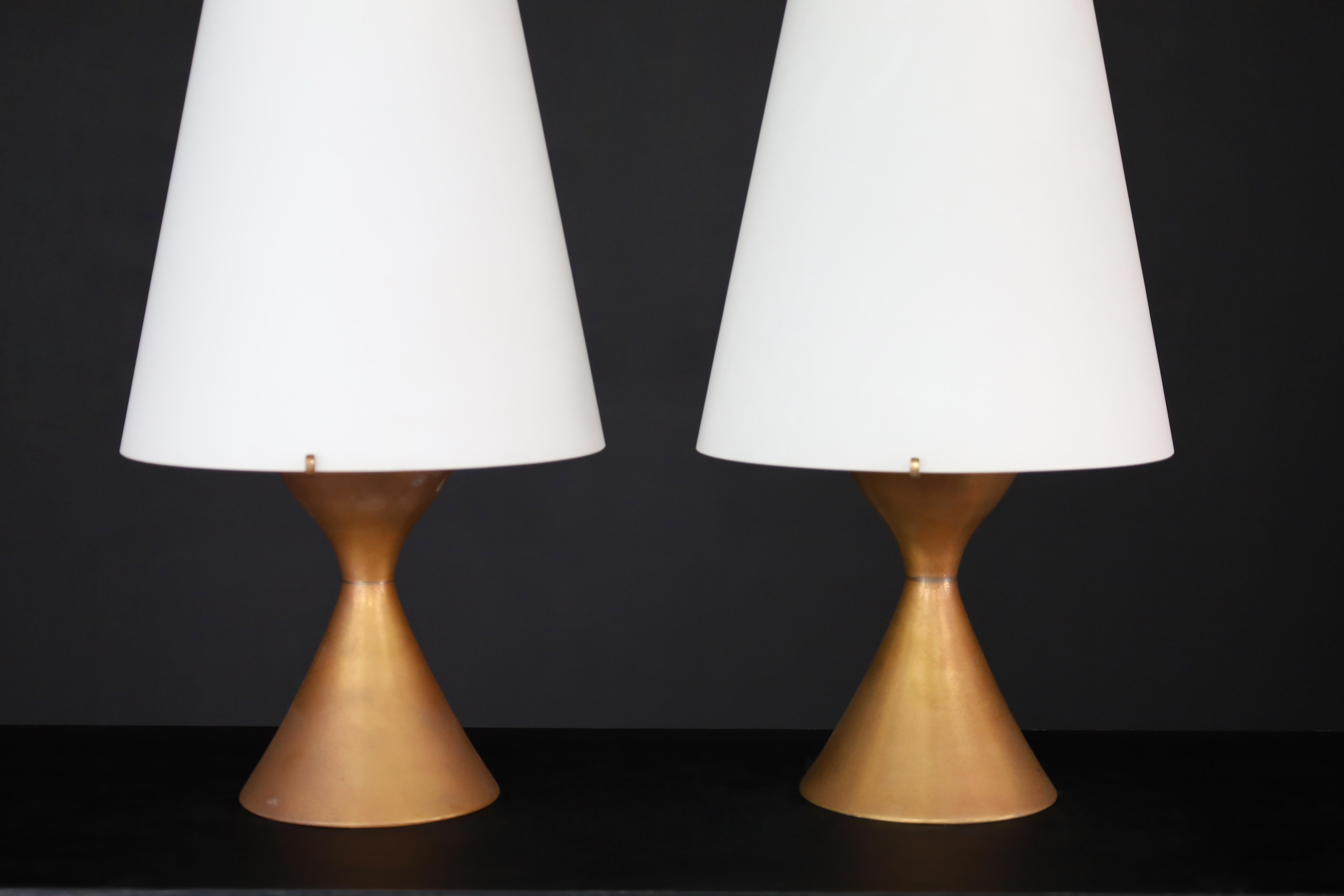 20th Century Max Ingrand for Fontana Arte pair of two Patinated Brass table lamps Italy 1956 For Sale