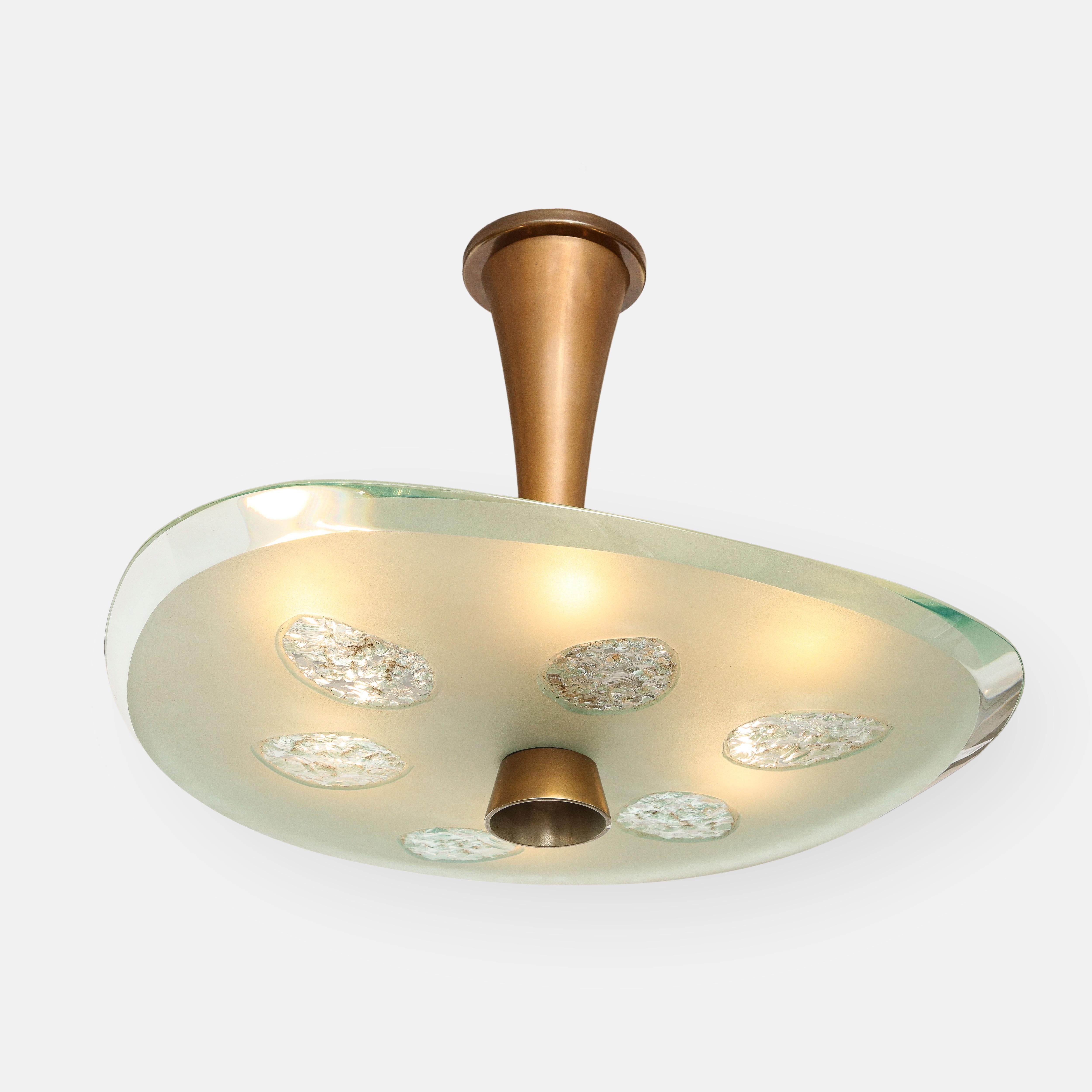 Max Ingrand pour Fontana Art exquise suspension ou plafonnier modèle 1648 composé d'un épais diffuseur de cristal biseauté de forme irrégulière et courbée, gravé à l'acide avec des inclusions de verre ciselé, suspendu à une structure en laiton laqué