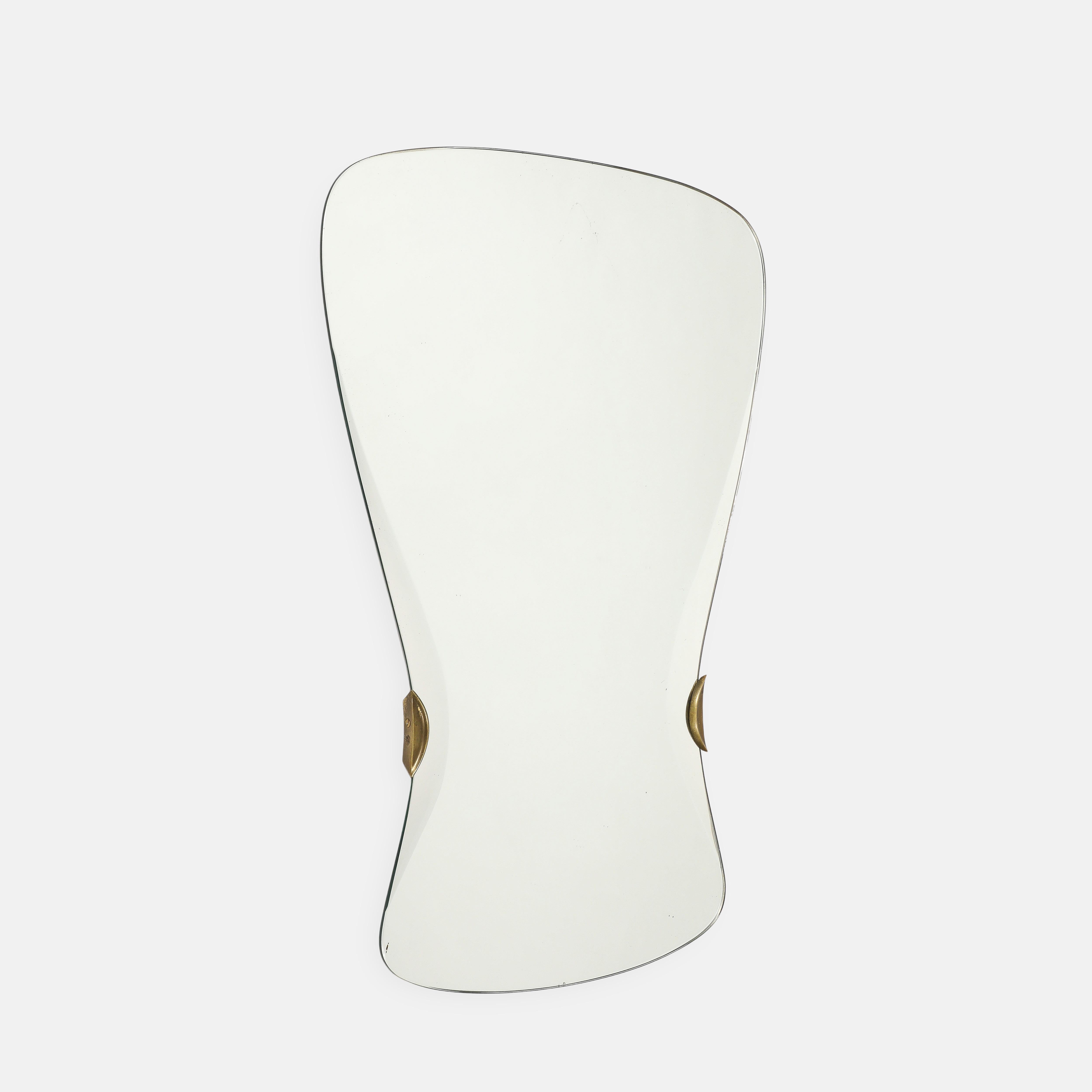 Max Ingrand für Fontana Arte, seltener und exquisiter Spiegel in Form einer Sanduhr mit abgeschrägtem Kristall und Messingbeschlägen, Italien, 1950er Jahre. Dieser auffallende, tadellos gearbeitete Spiegel strahlt Modernität und Raffinesse aus.  Er