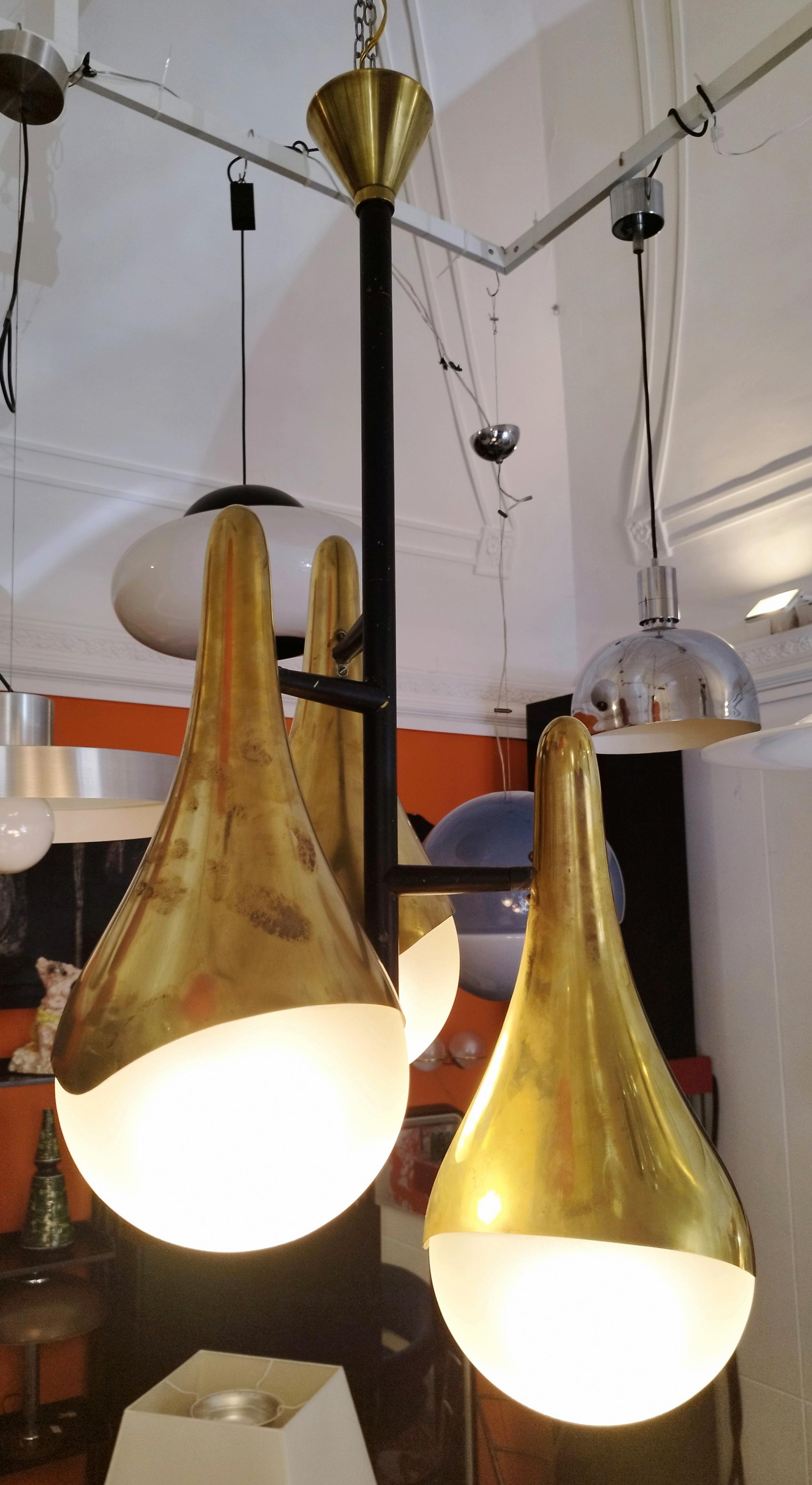 Rare, unique, importante lampe suspendue variante du mod. 1849 avec trois sphères, cadre en laiton et abat-jour en verre satiné.
Fabriqué par Fontana Arte, Italie, c.C. 1950.