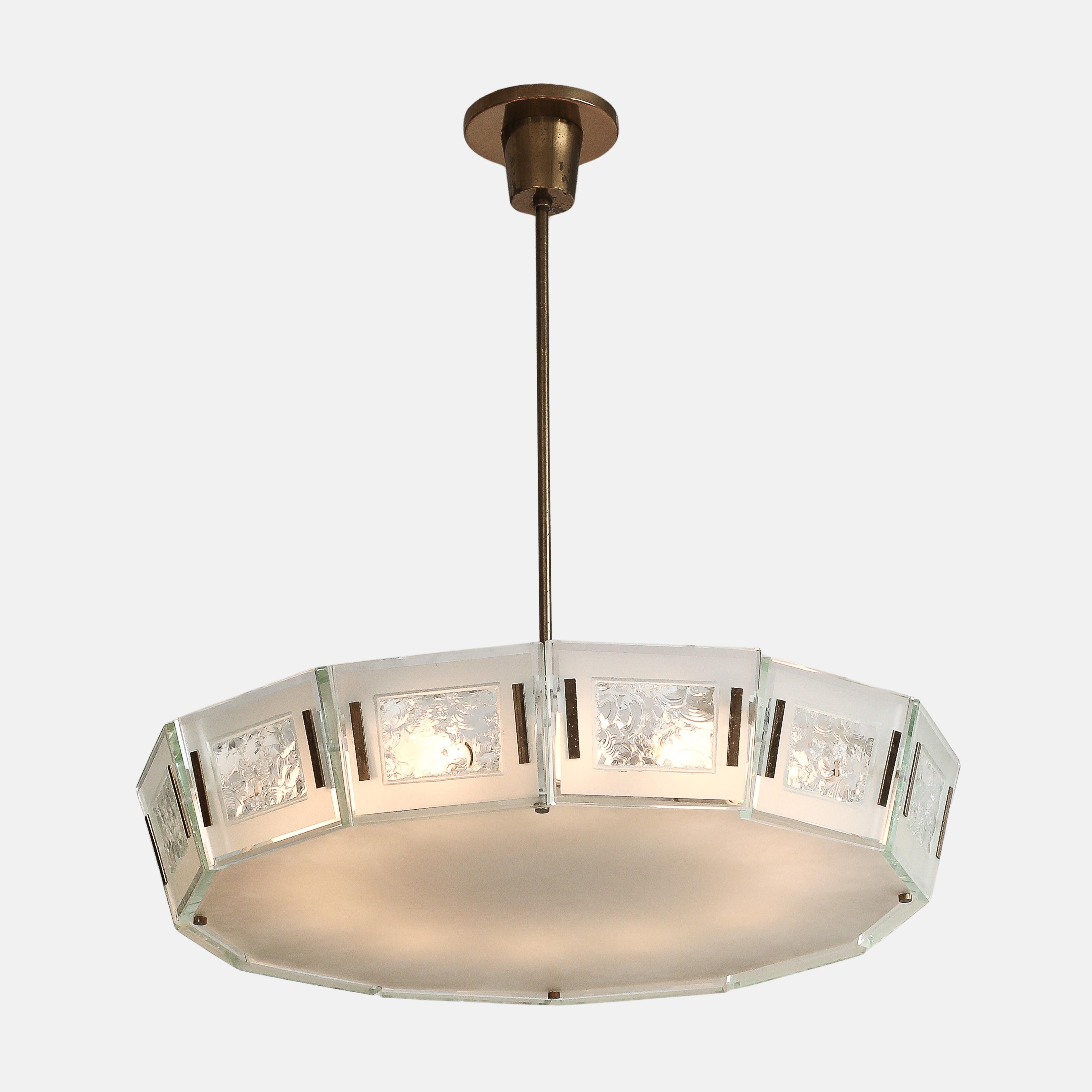 Max Ingrand per Fontana Arte, raro lampadario o plafoniera modello 2270 composto da un grande disco di vetro satinato o acidato con 16 lastre di cristallo o vetro cesellato, acidato e lucidato con montature in ottone lucido, appeso a uno stelo in