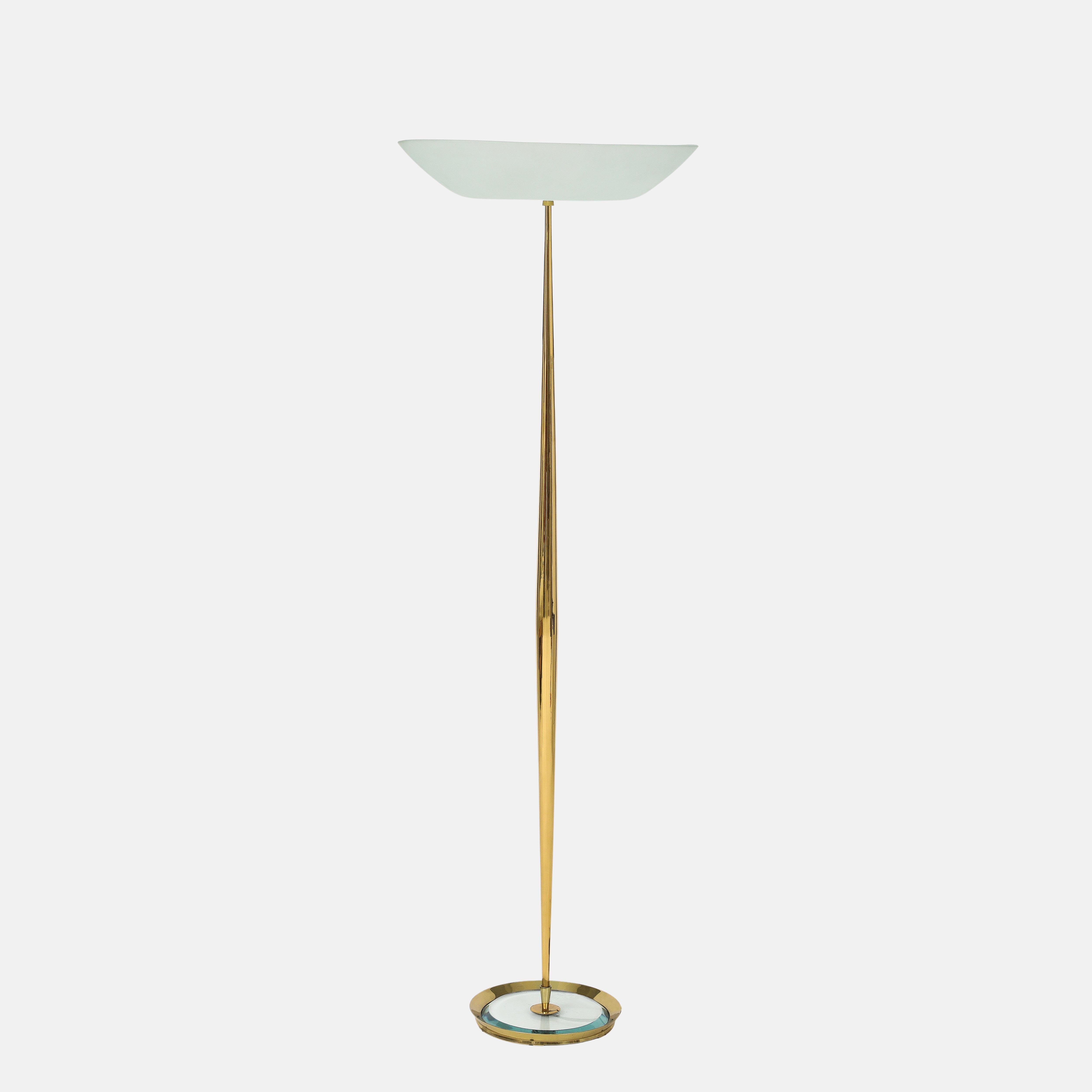 Max Ingrand for Fontana Arte rare and elegant floor lamp model 1692 composed of brass stem tapering towards the top and bottom with decorative brass element on top holding tinted frosted glass shade, ending on circular brass framed base with thick