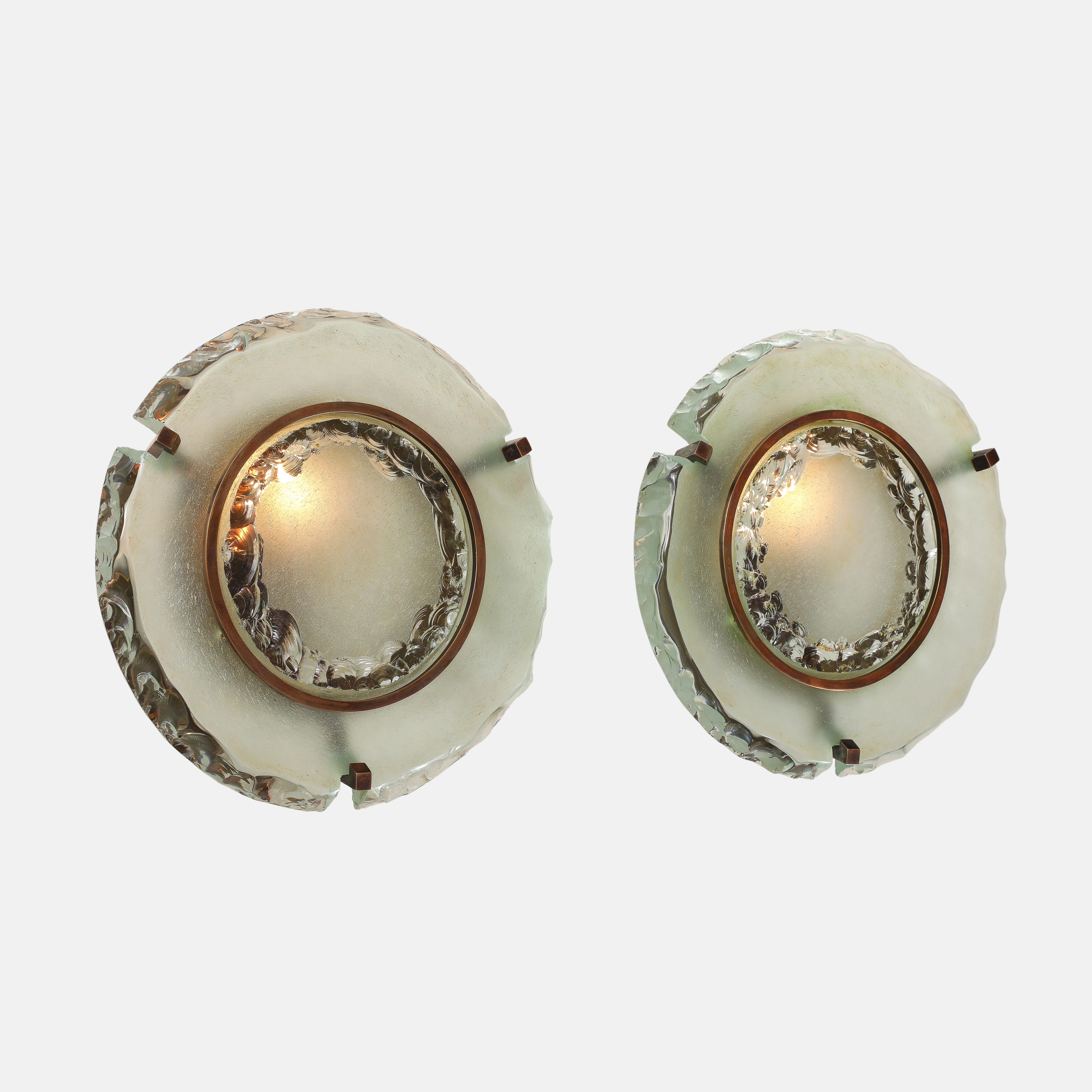 Raro par exquisito de apliques redondos Max Ingrand para Saint-Gobain, modelo 10.004, de cristal o vidrio grueso cincelado a mano y grabado o satinado, enmarcados entre un aro de latón pulido y montados sobre tres puntas de latón, Francia, hacia