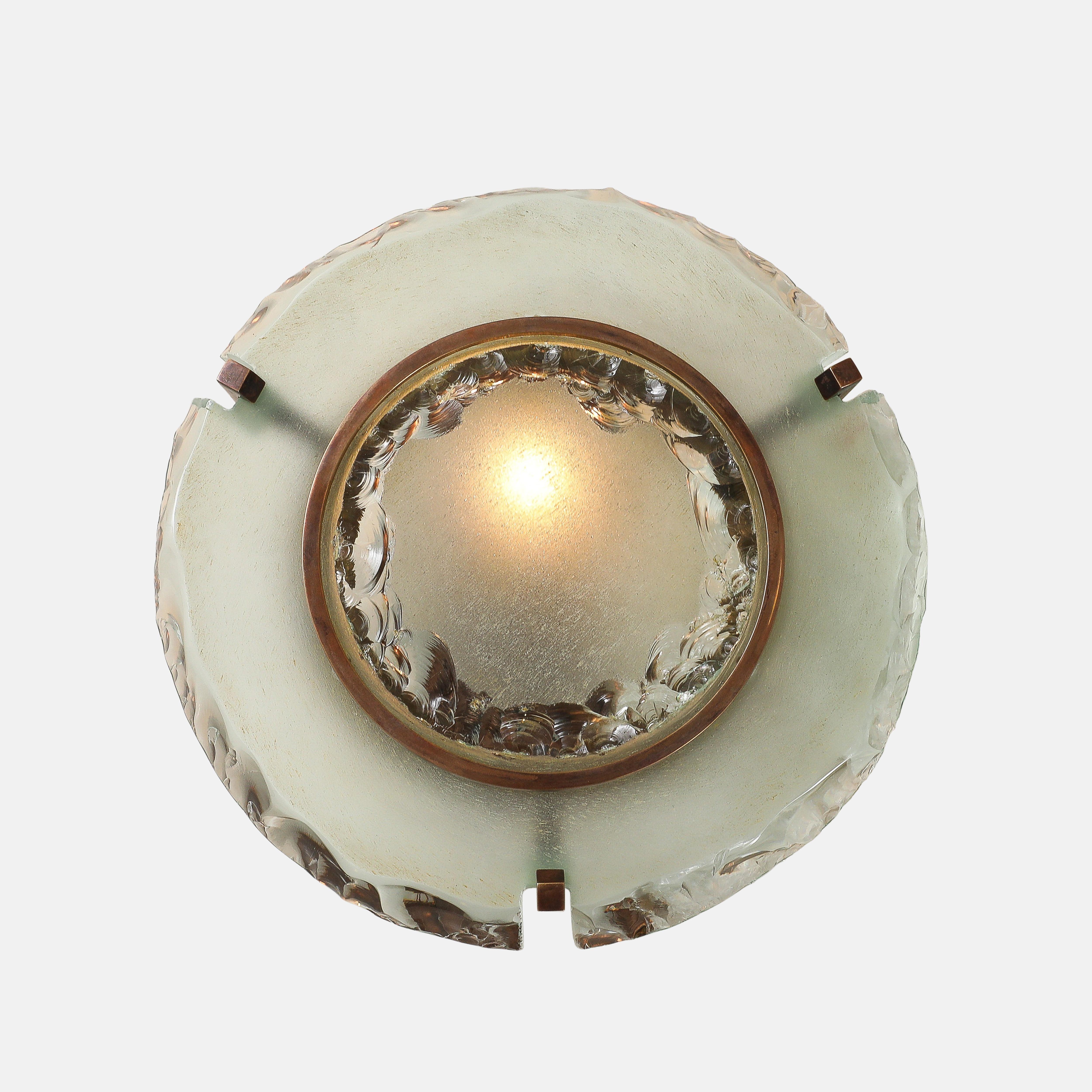 Max Ingrand para Fontana Arte Raro par de apliques de cristal redondos Modelo 10.004 Moderno de mediados de siglo en venta