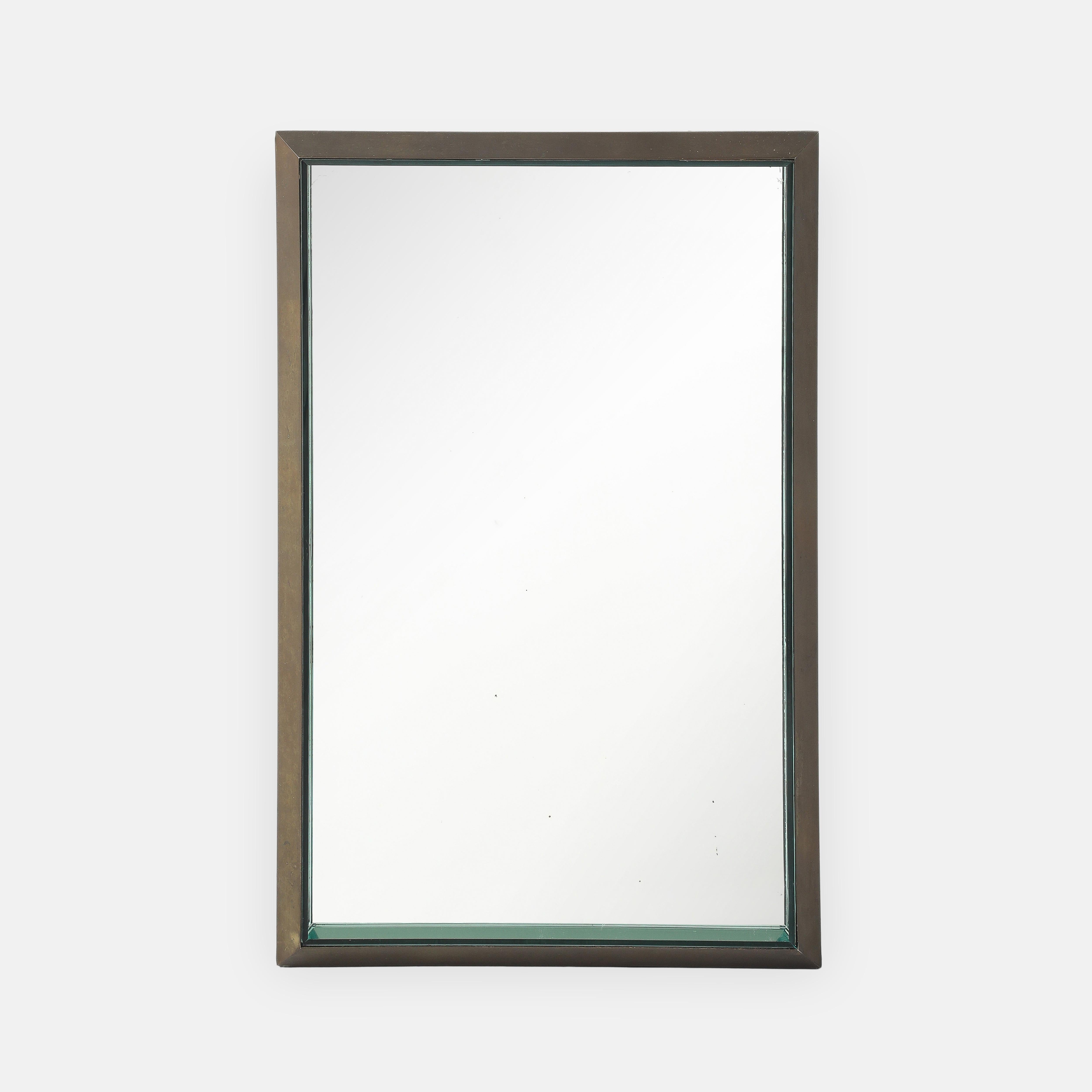 Max Ingrand per Fontana Arte rara specchiera rettangolare modernista modello 2172A composta da una cornice esterna in ottone e da una spessa cornice interna in vetro colorato smussato lucido.  Questo modello chic, sebbene semplice nella forma, è un