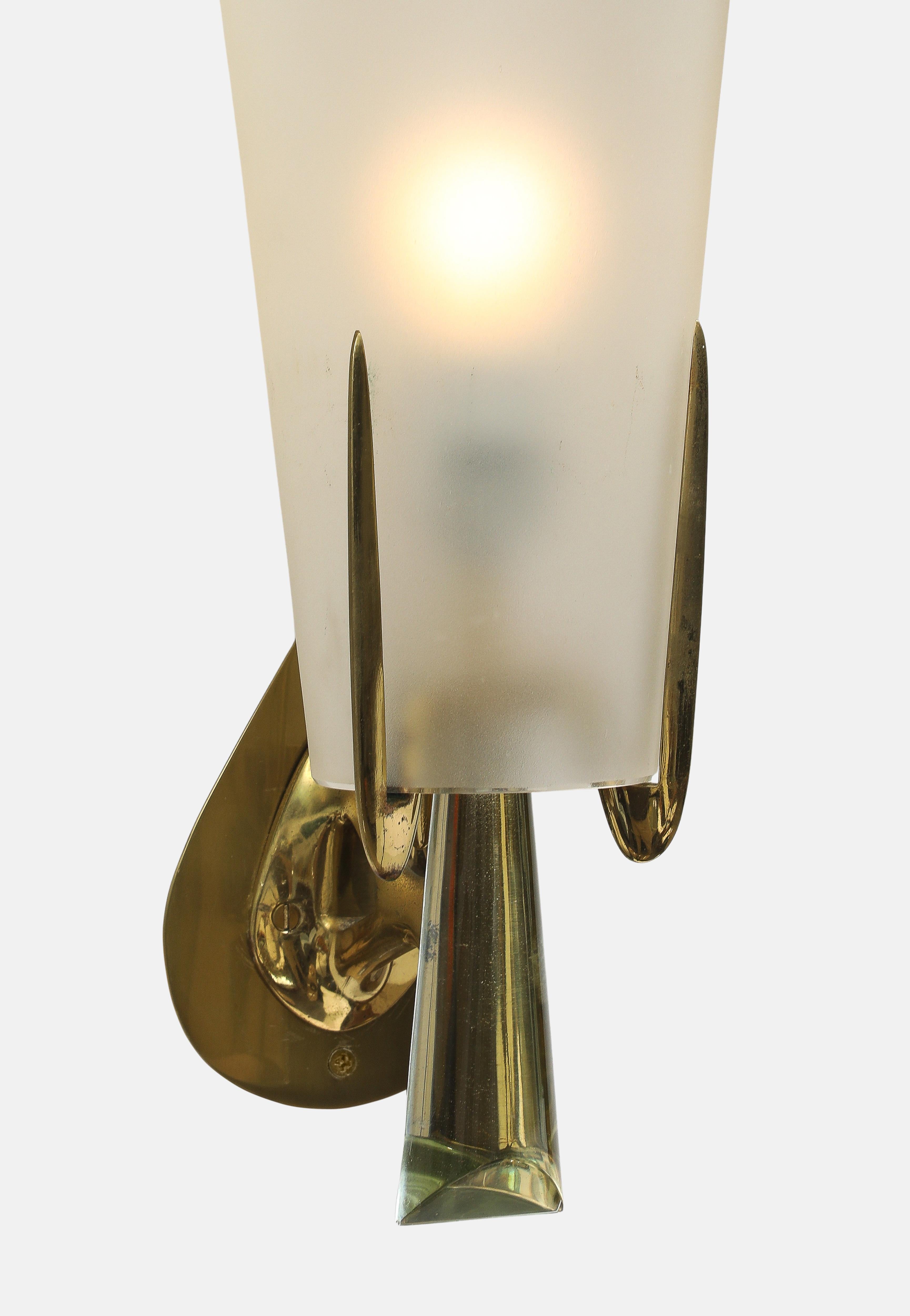 Poli Max Ingrand pour Fontana Arte Rare applique simple en verre satiné et laiton, années 1950 en vente