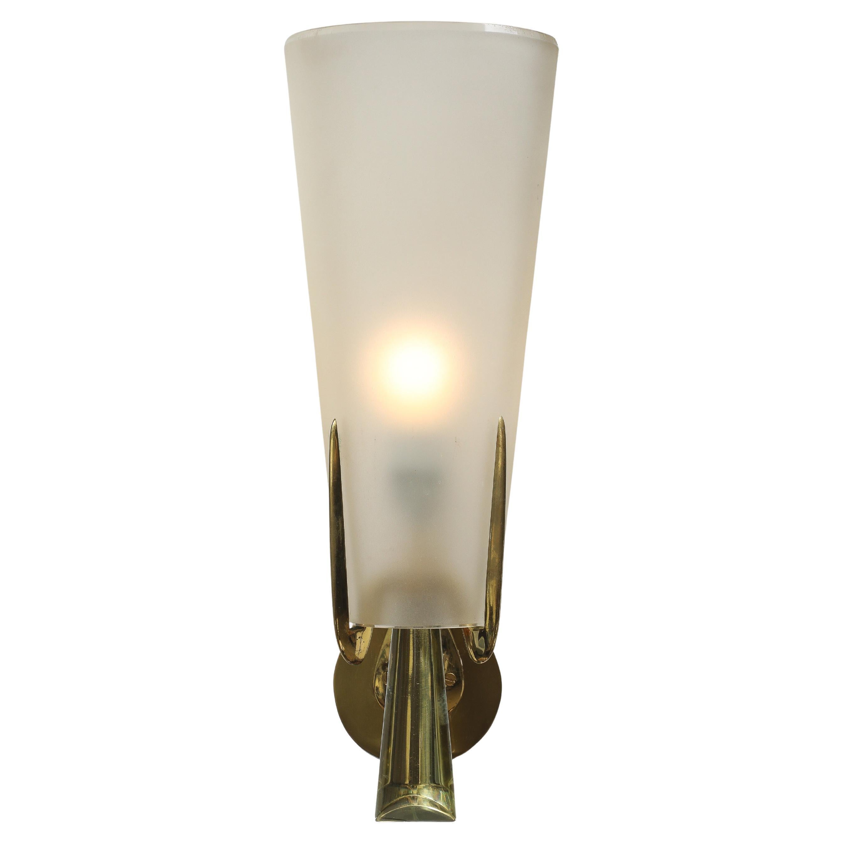 Max Ingrand pour Fontana Arte Rare applique simple en verre satiné et laiton, années 1950 en vente