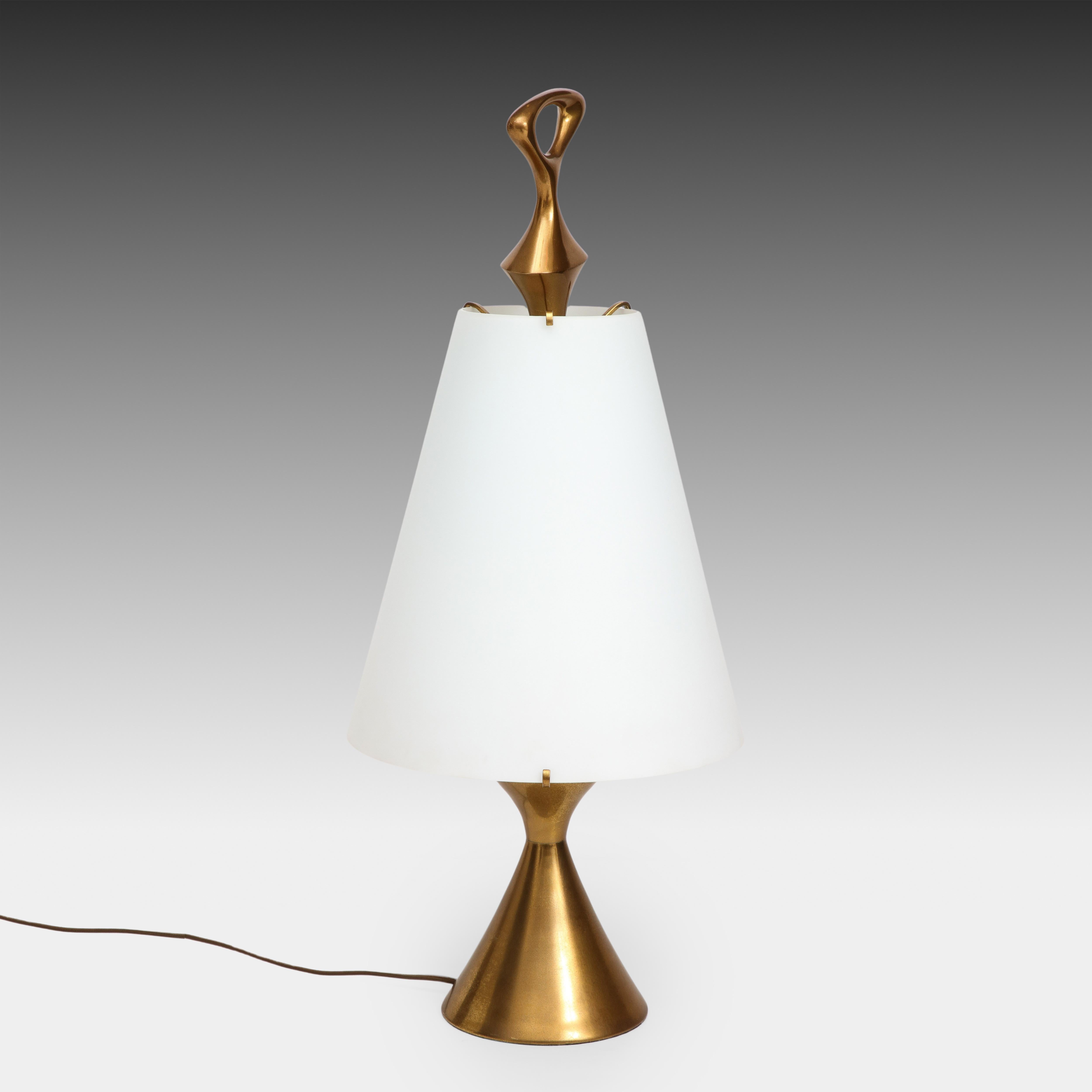 Mid-Century Modern Max Ingrand for Fontana Arte Rare Table Lamp in Opaline Glass and Gilt Brass For Sale