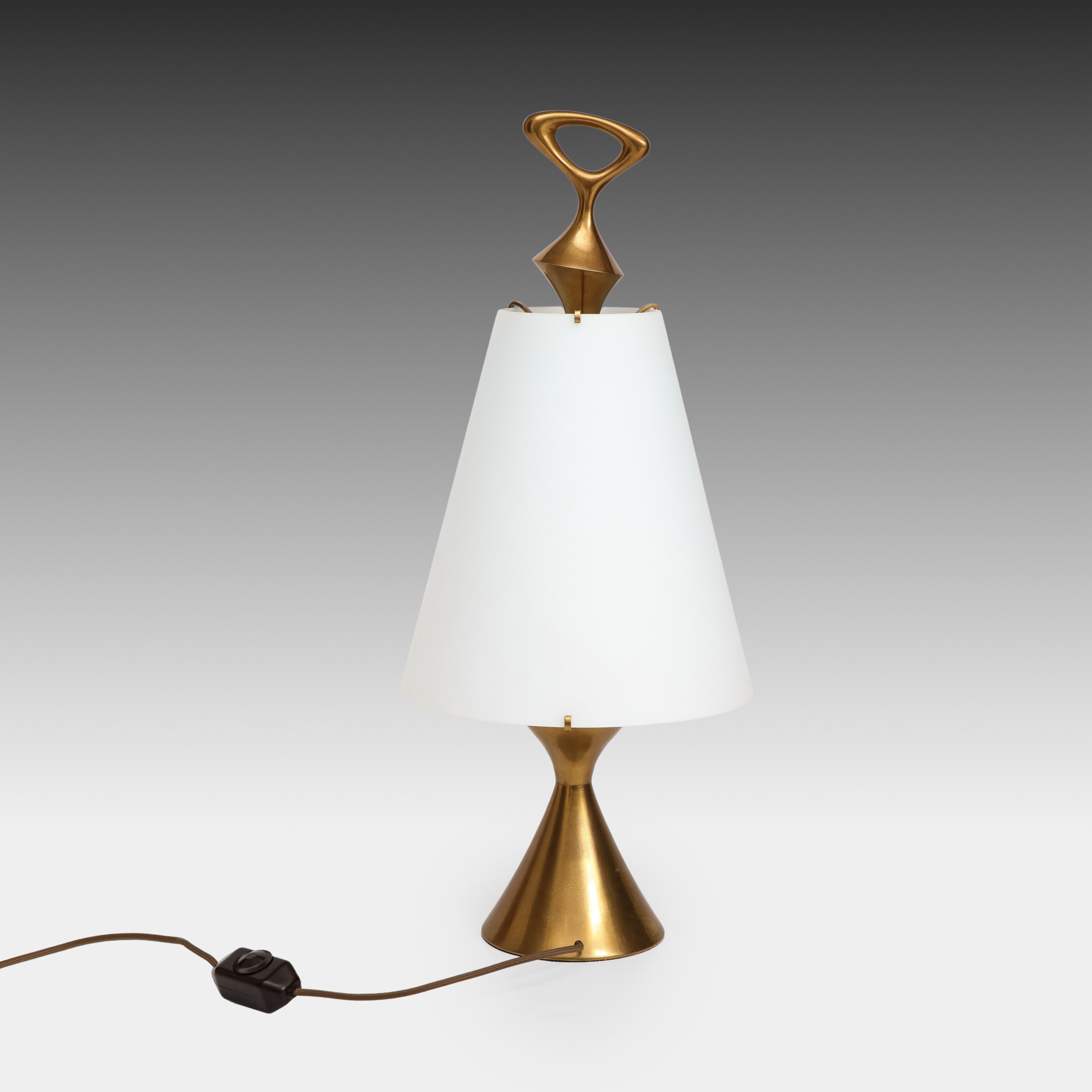 Italian Max Ingrand for Fontana Arte Rare Table Lamp in Opaline Glass and Gilt Brass For Sale