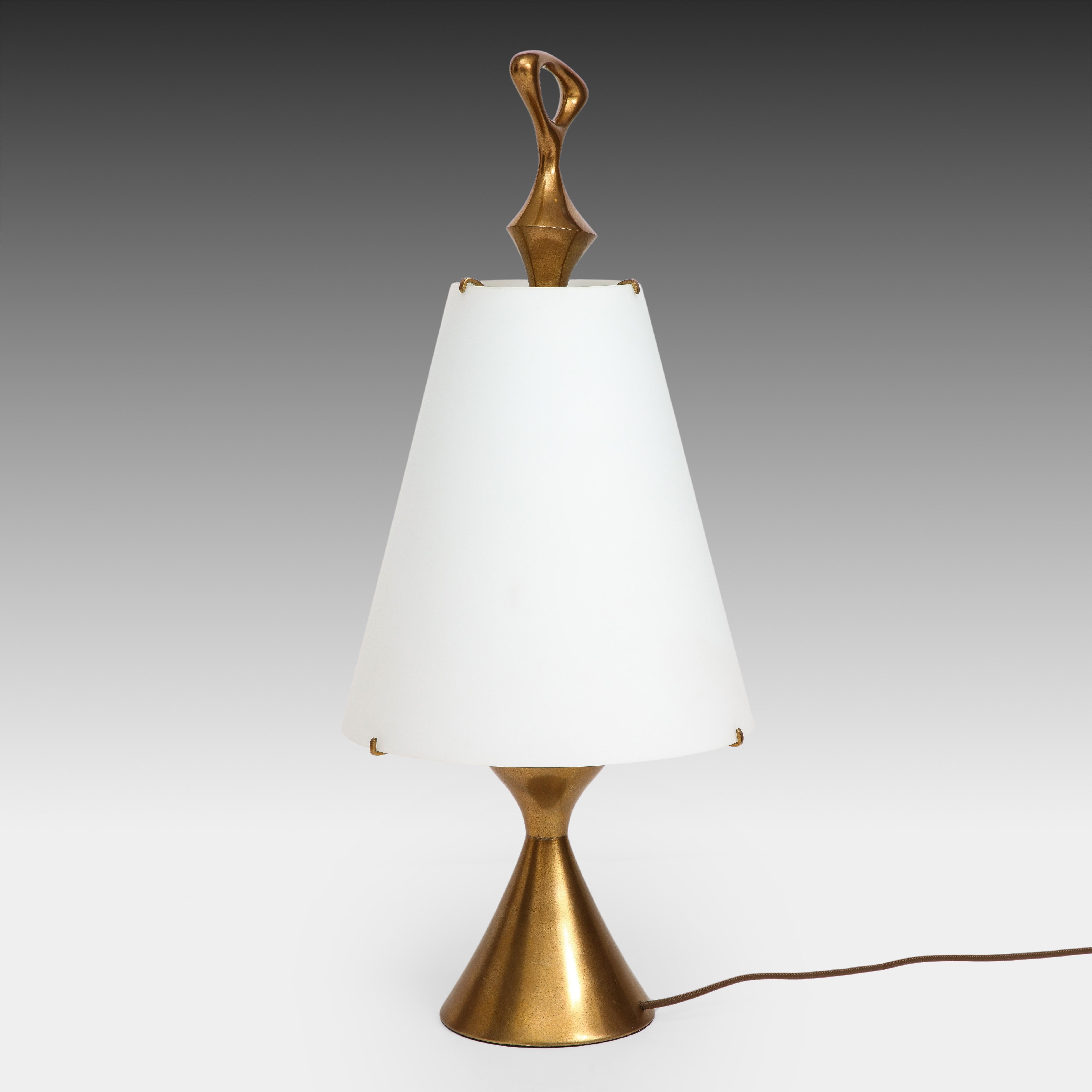 Max Ingrand for Fontana Arte Rare Table Lamp in Opaline Glass and Gilt Brass In Good Condition For Sale In New York, NY