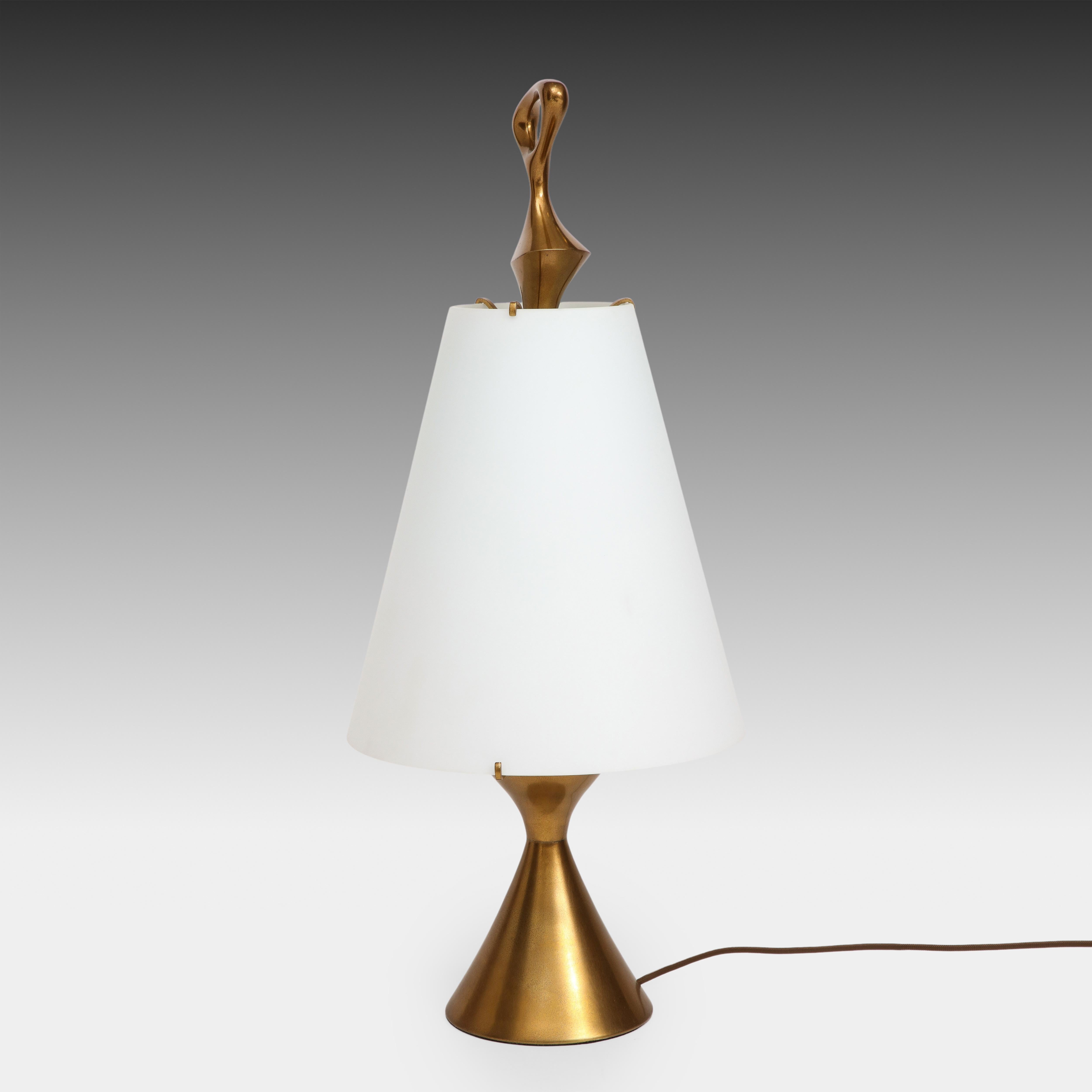 Mid-20th Century Max Ingrand for Fontana Arte Rare Table Lamp in Opaline Glass and Gilt Brass For Sale
