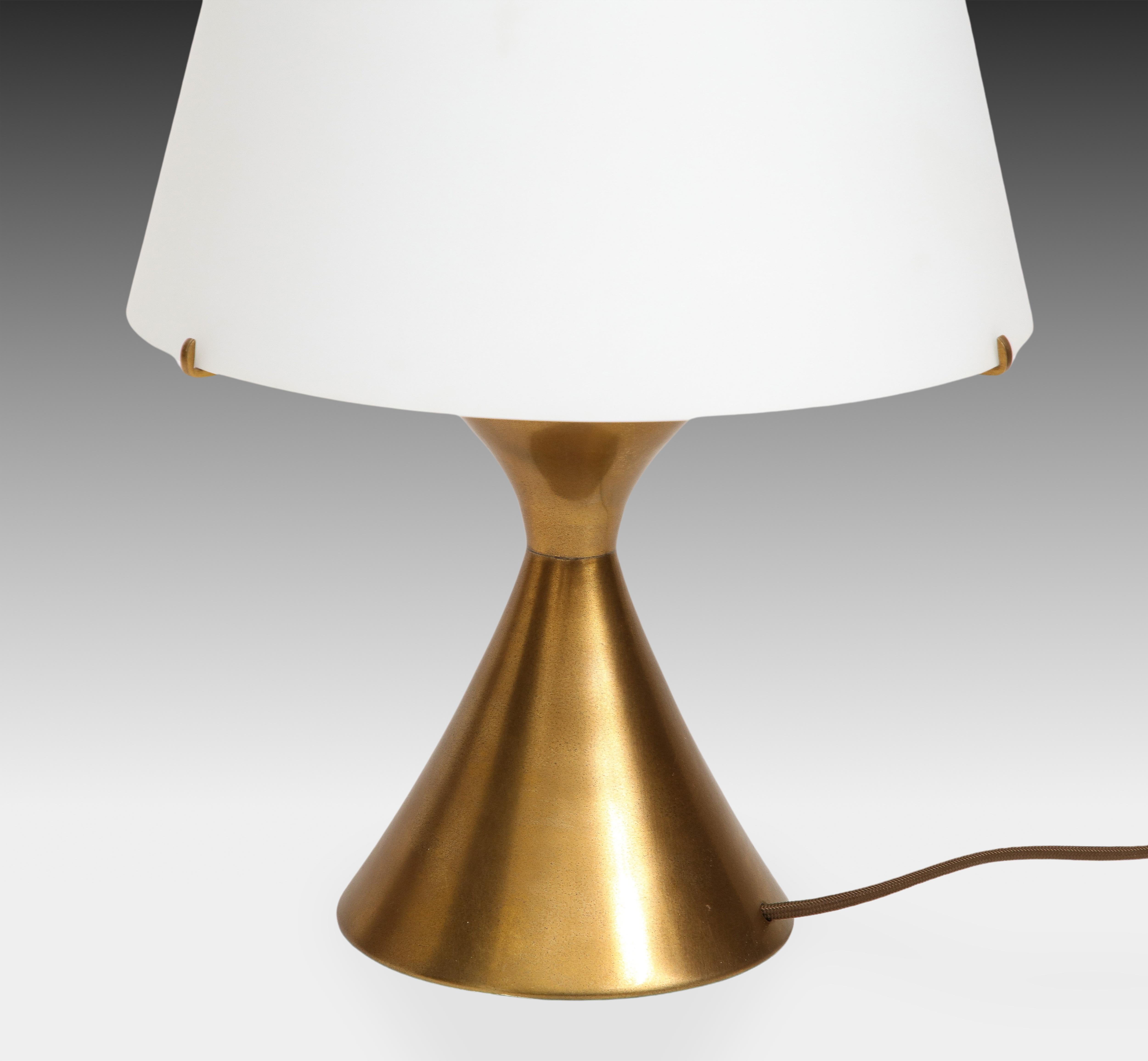 Max Ingrand for Fontana Arte Rare Table Lamp in Opaline Glass and Gilt Brass For Sale 2