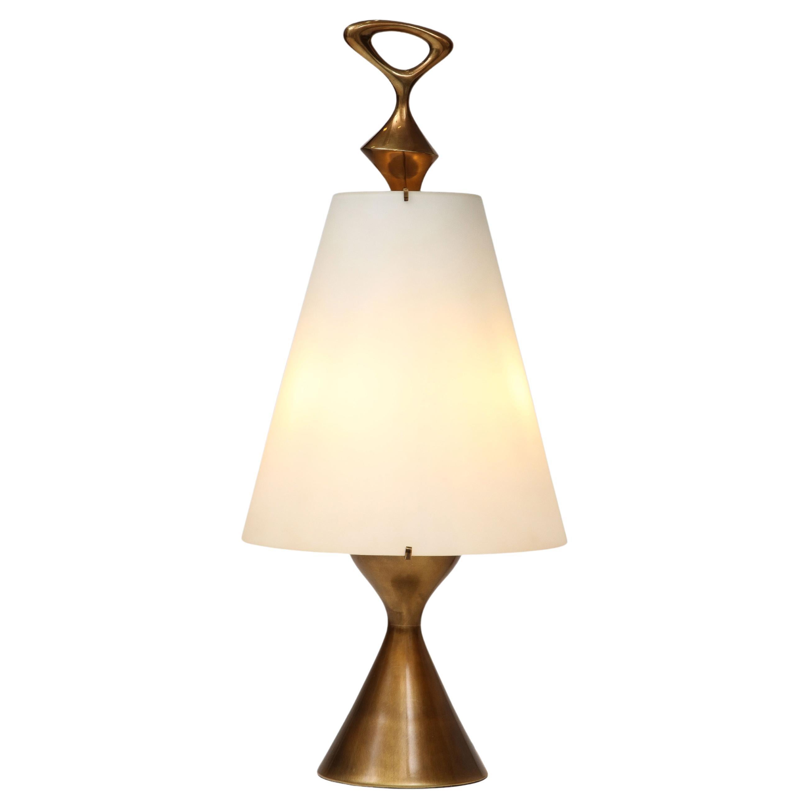 Max Ingrand for Fontana Arte Rare Table Lamp in Opaline Glass and Gilt Brass For Sale