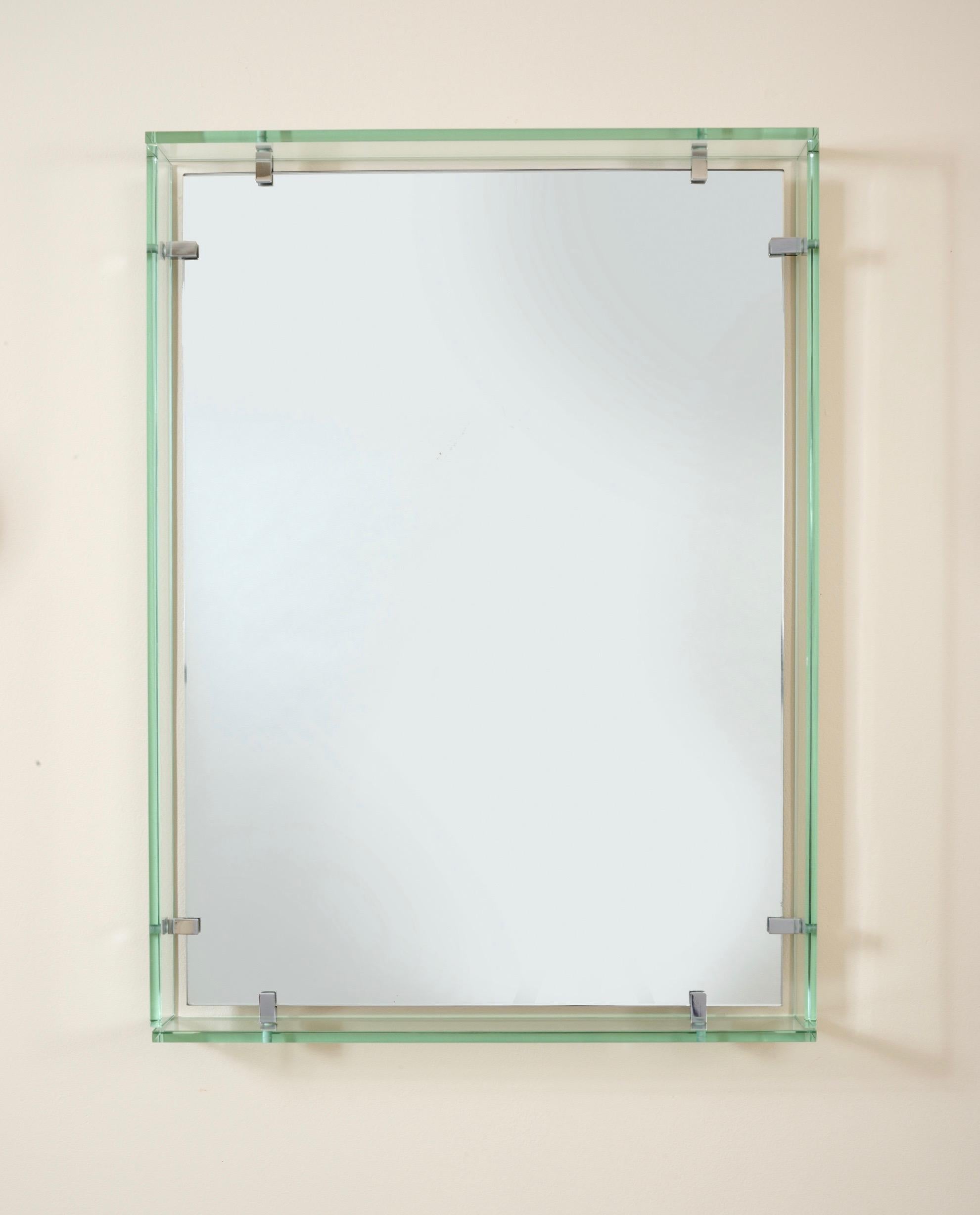 Max Ingrand (1908 - 1969) pour Fontana Arte.

Miroir rectangulaire moderniste de Max Ingrand pour Fontana Arte, avec un cadre flottant composé de quatre épaisses plaques de cristal unies par d'élégantes montures rectangulaires en laiton nickelé. Un