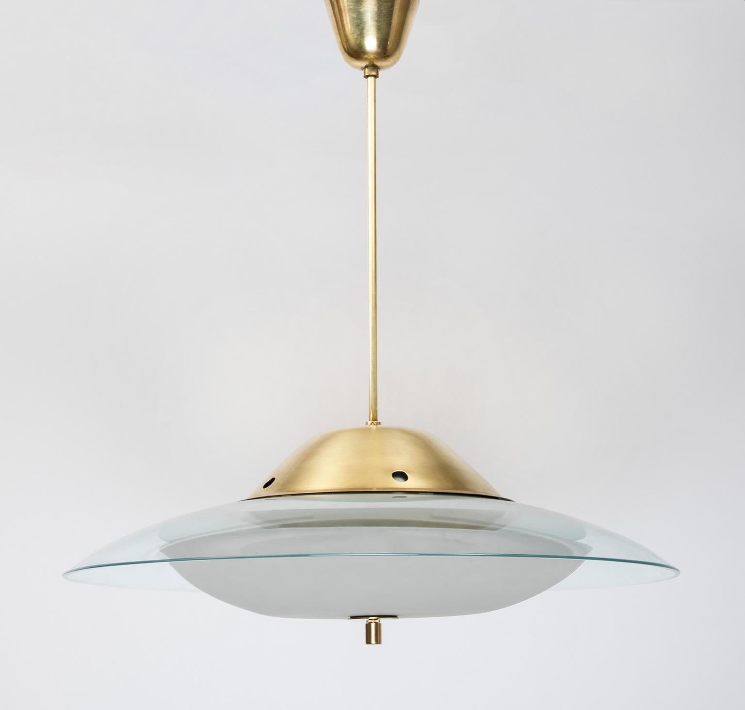 Max Ingrand (1908–1969)

A graceful and minimalist chandelier by Max Ingrand for Fontana Arte, with a frosted glass bowl and a large contrasting curved crystal shade, supported by slender polished brass hardware. 

Signed. 

24