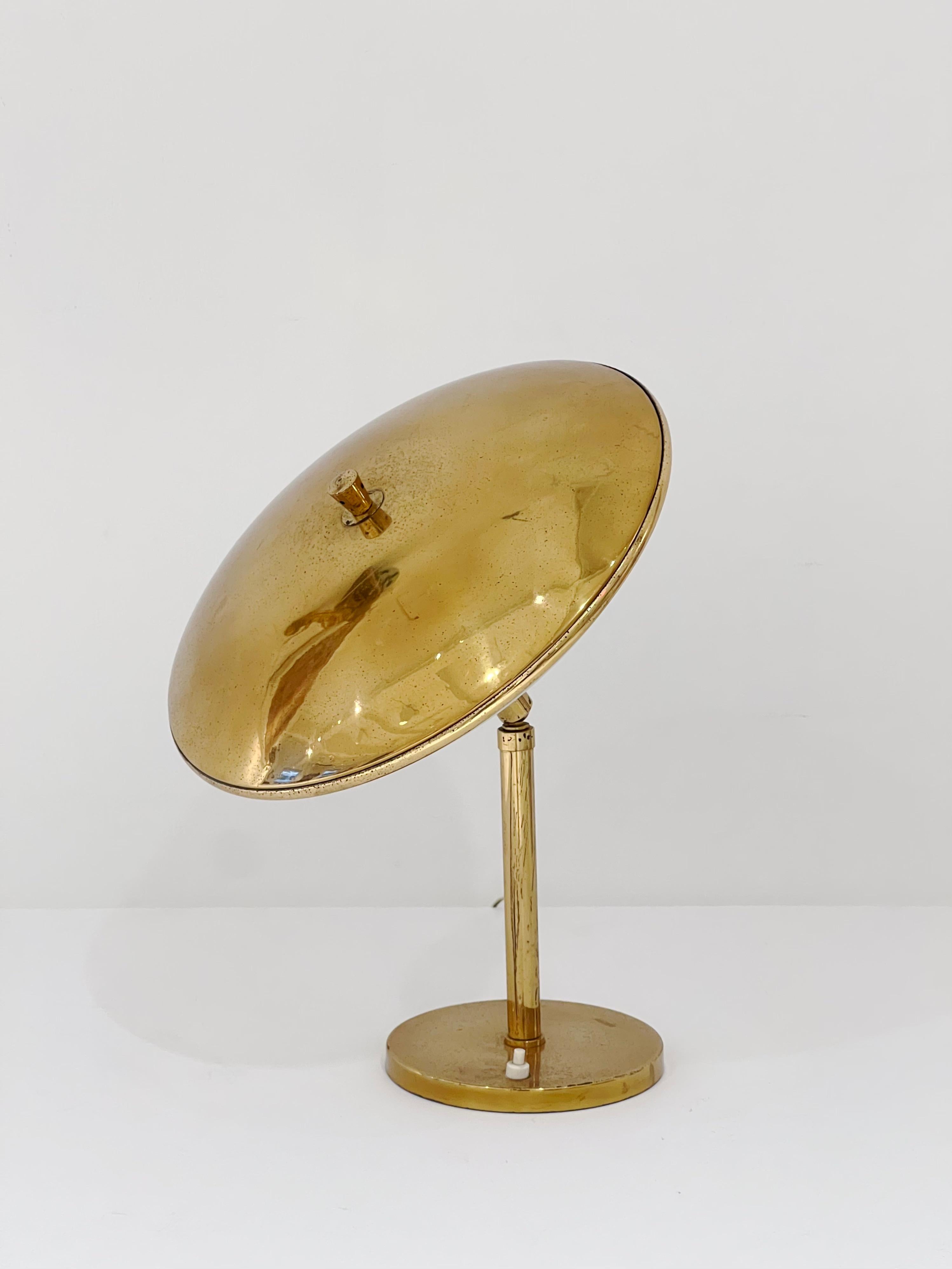 Brass and glass 'Saucer' table lamp by Max Ingrand for Fontana Arte, with ball joint articulation and frosted glass.