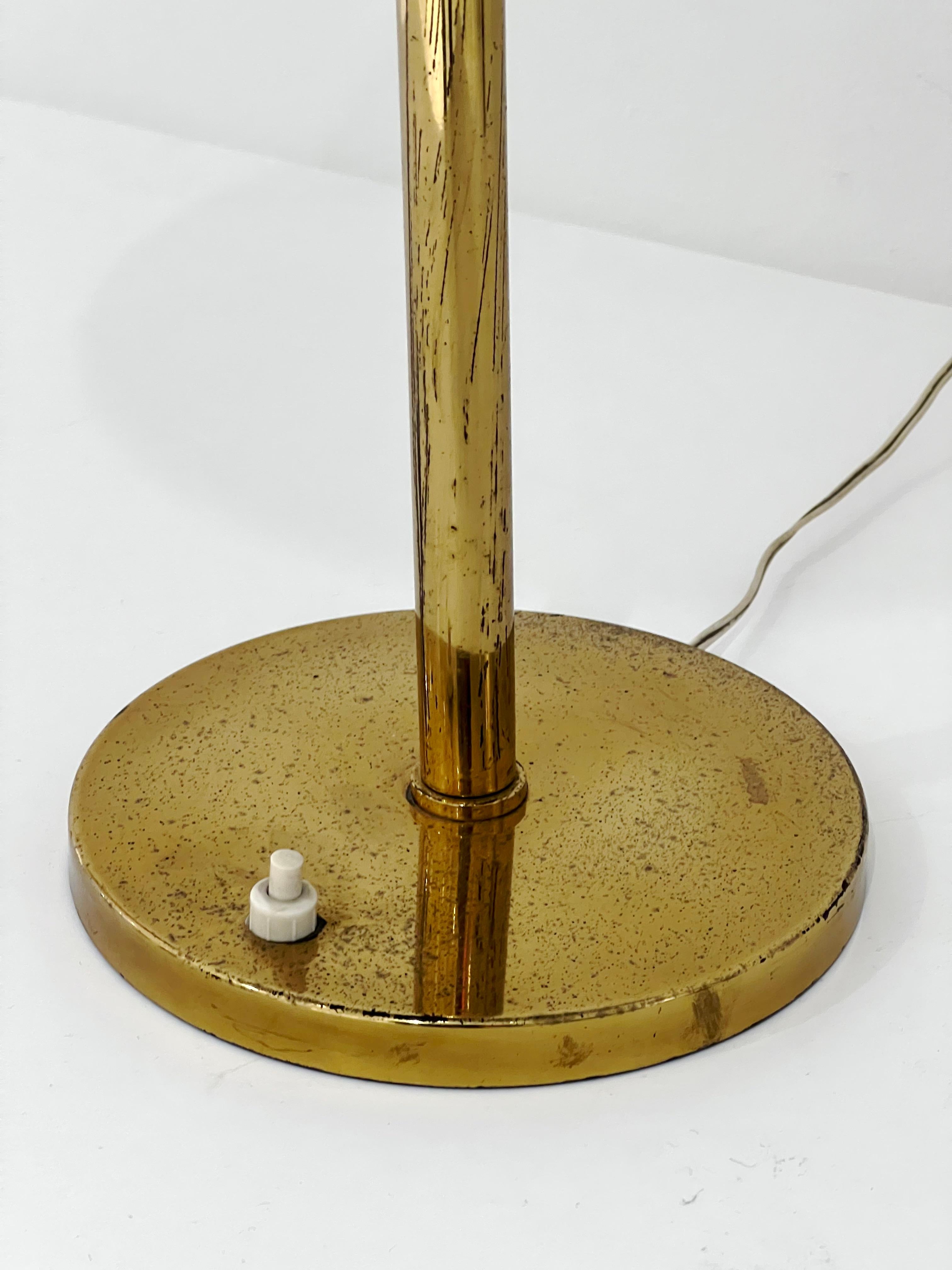Max Ingrand for Fontana Arte Saucer Table Lamp In Good Condition For Sale In New York, NY