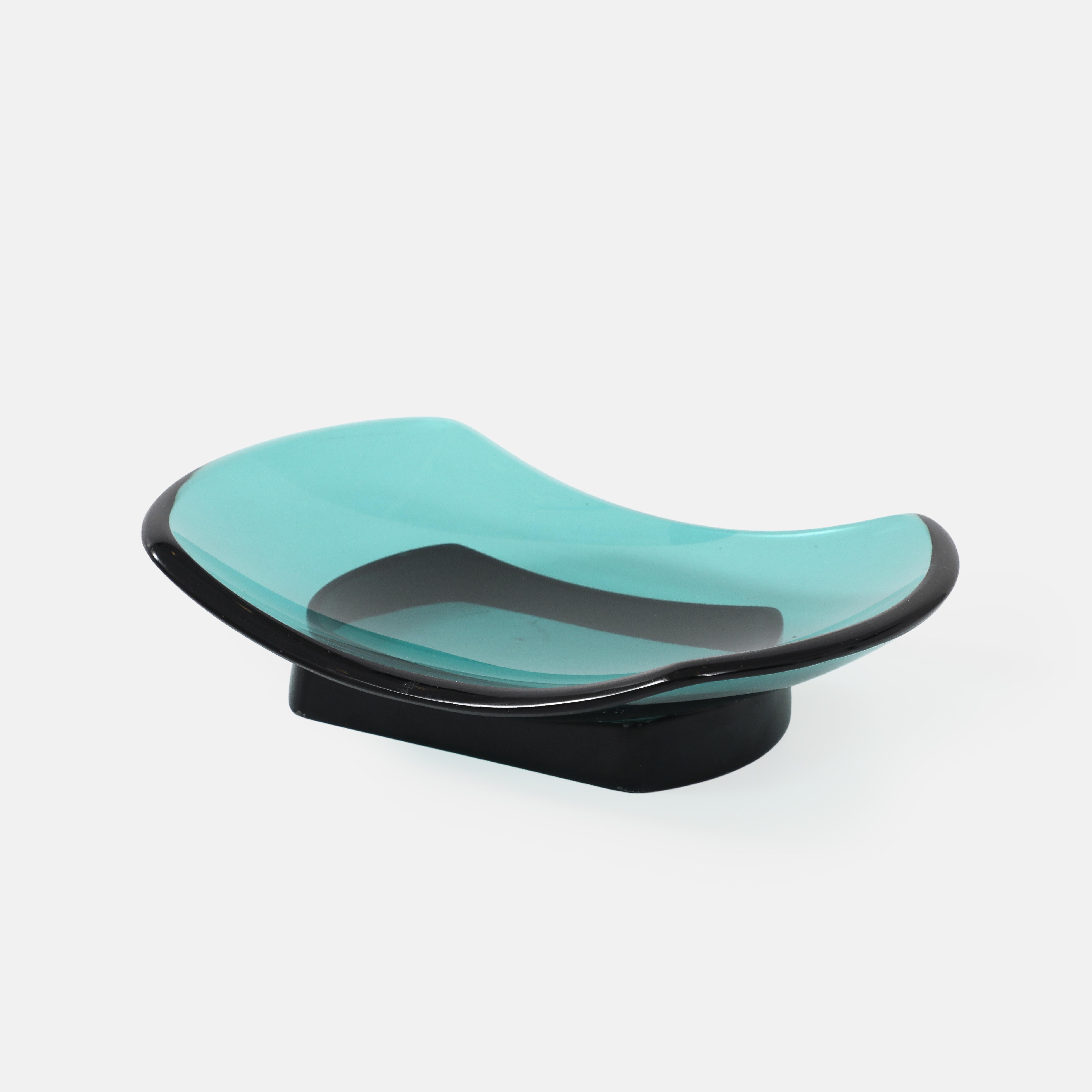 Max Ingrand für Fontana Arte, exquisite Glasschale oder vide poche mit farbigem profiliertem und gewölbtem Glas auf einem eckigen, schwarz emaillierten Metallsockel, Italien, um 1956. Die raffinierte, schicke Farbe dieses Glases ist ein seltenes