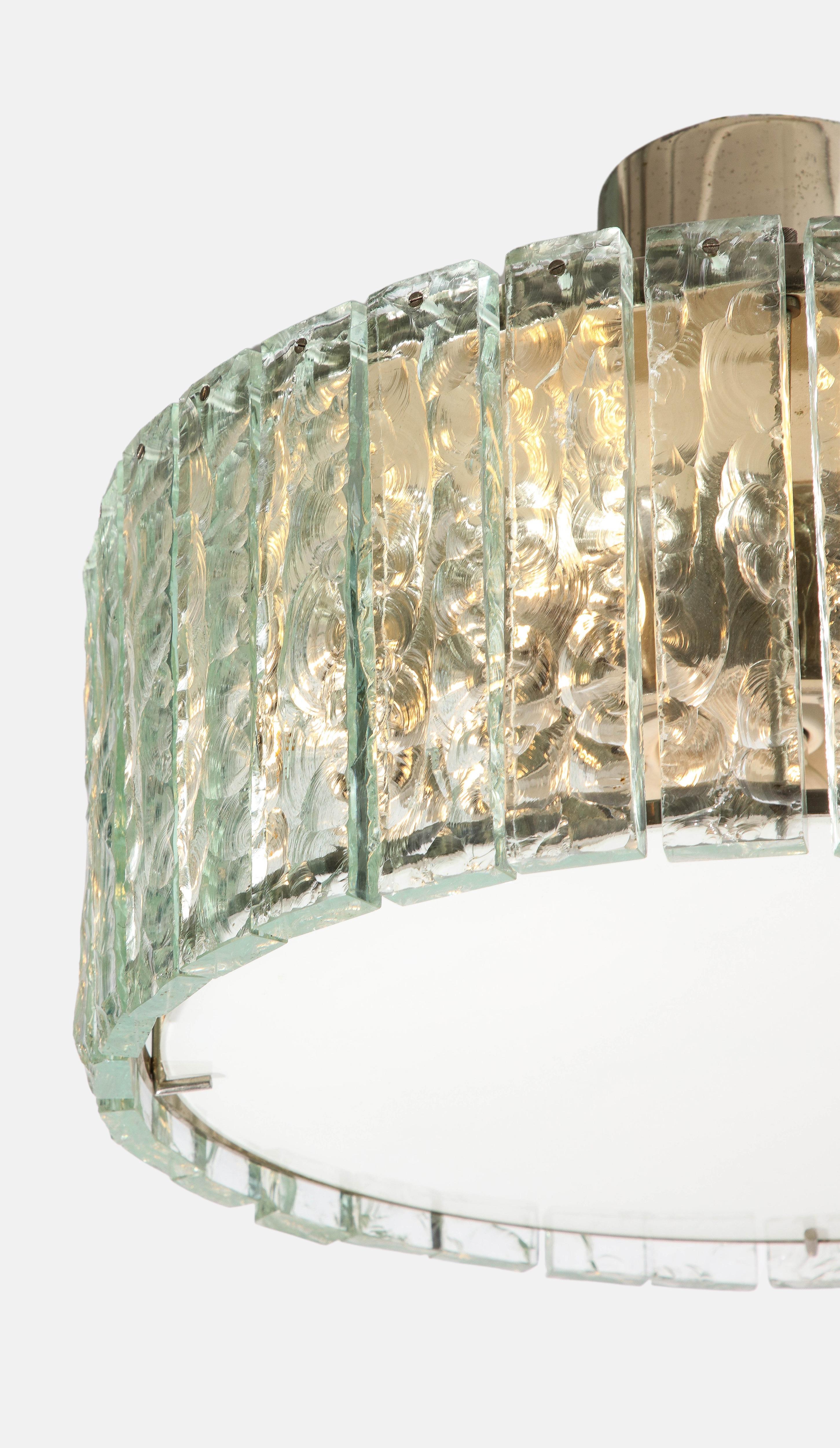 Max Ingrand für Fontana Arte: Exquisite, runde, halbbündige Deckenleuchte Modell 2448 mit dicken, rechteckigen Paneelen aus gemeißeltem Kristallglas, die an einer Struktur aus vernickeltem Messing aufgehängt sind, mit einem Opalglasdiffusor. Diese