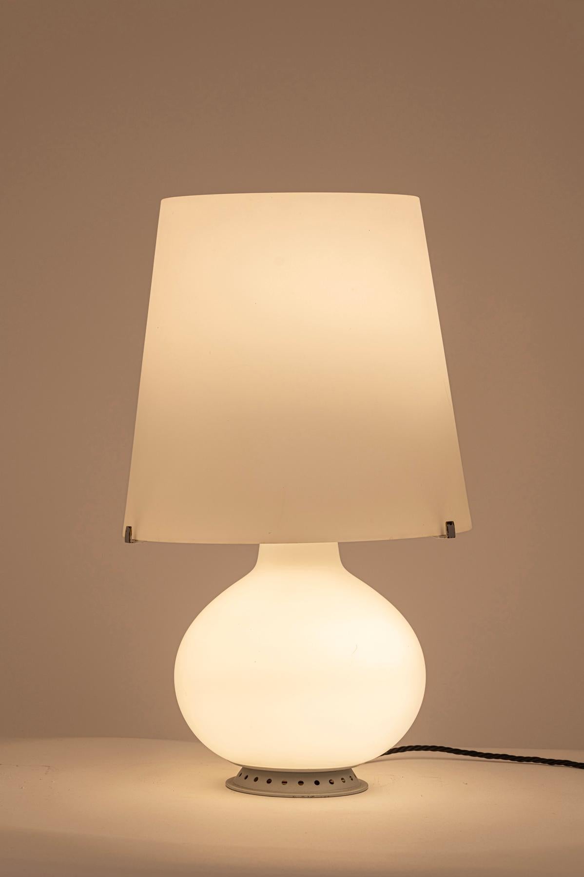 Preciosa lámpara de sobremesa de cristal blanco esmerilado de Max Ingrand para Fontana Arte.

Este es el tamaño mediano... 

La lámpara tiene un interruptor de dos vías que permite elegir entre tres opciones de iluminación... que se iluminen tanto