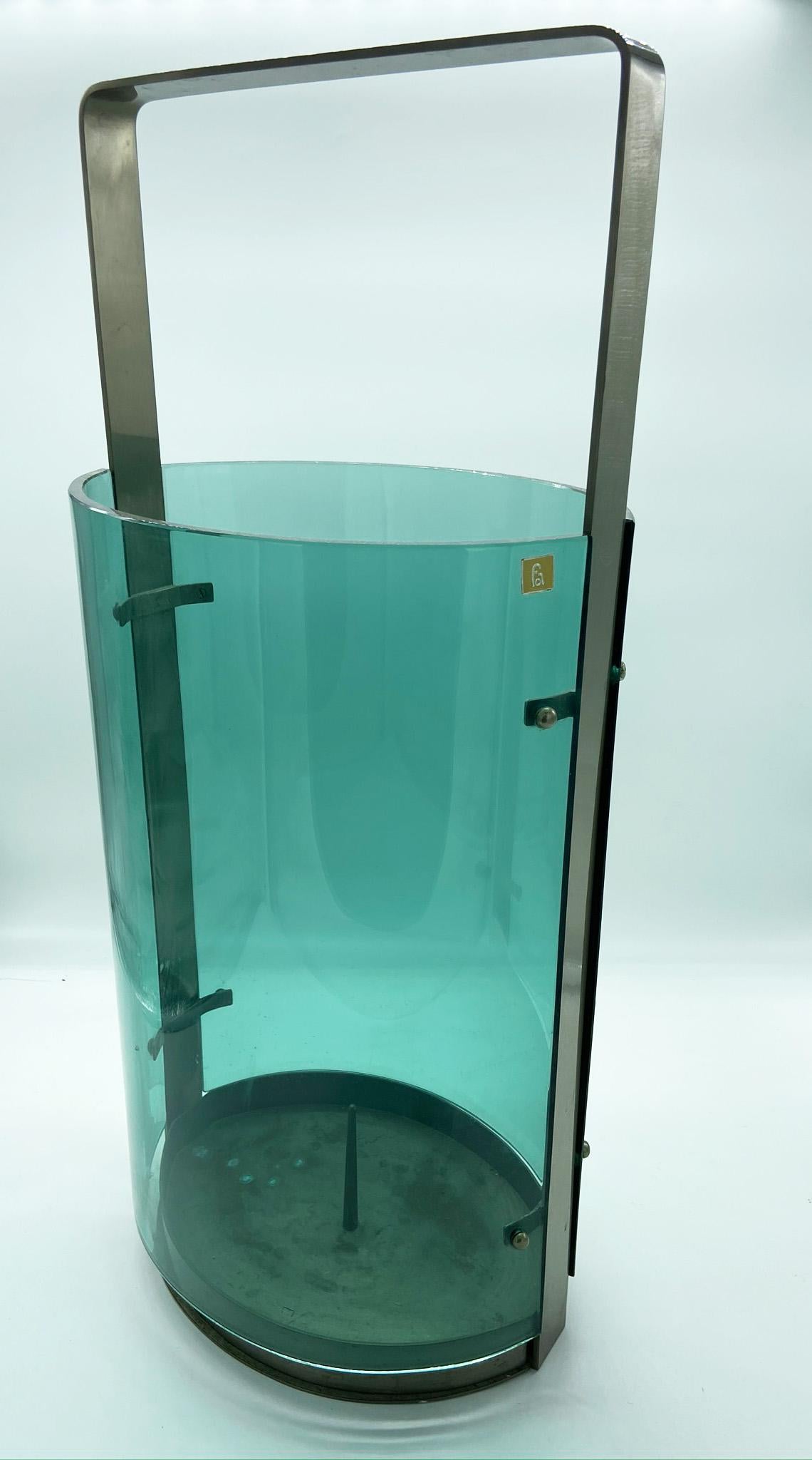 Italian iconic and linear umbrella stand in nickel-plated brass and curved colored glass from Fontana Arte, 1960s.
Book: Lights and Transparencies: Fontana Arte 1930-1950.