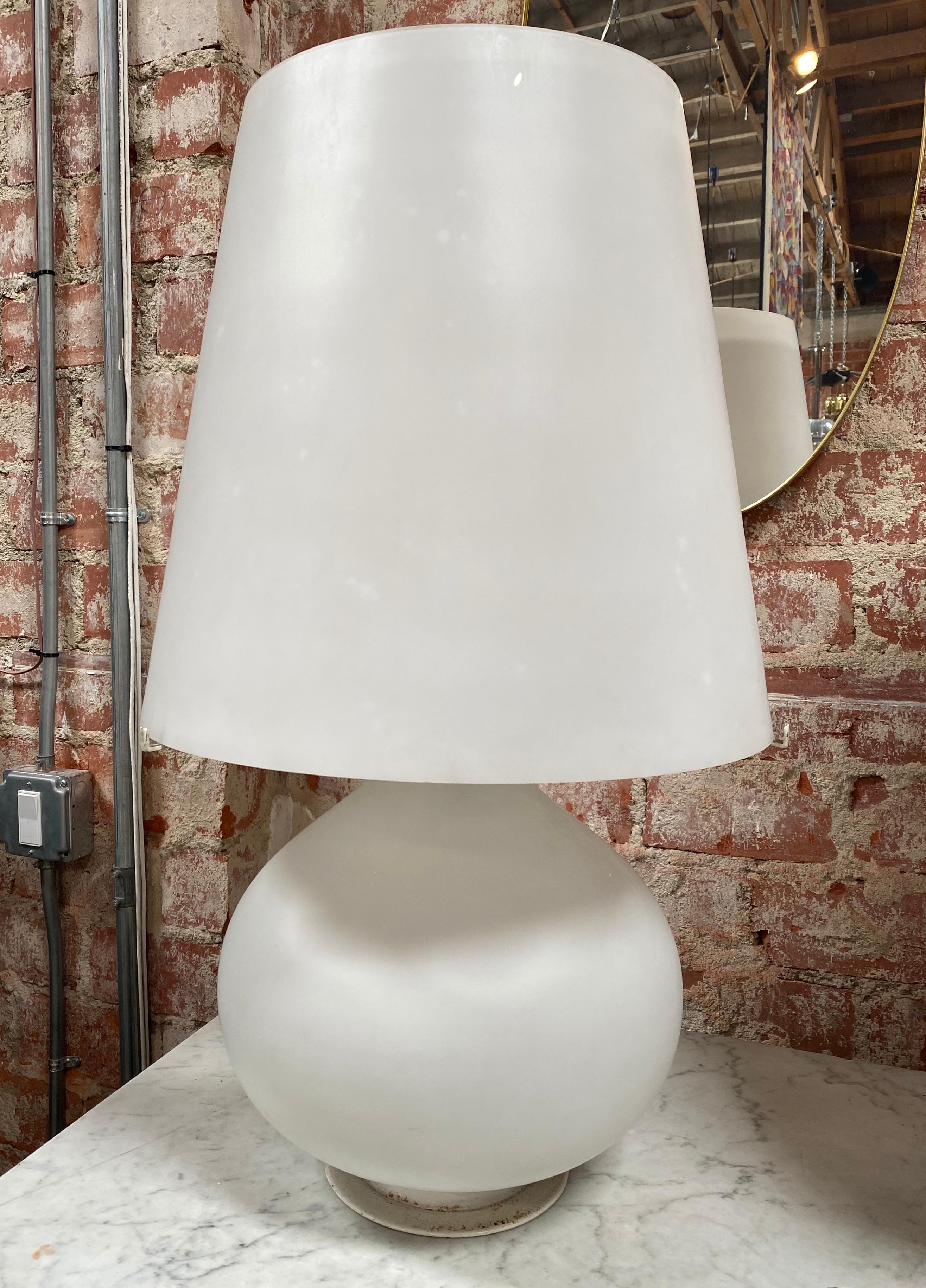 Merveilleuse et énorme lampe de table Fontana Arte, conçue en 1954 par Max Ingrand et fabriquée au début des années 1960 en Italie.
La plus grande des trois tailles existantes Les lampes de table 