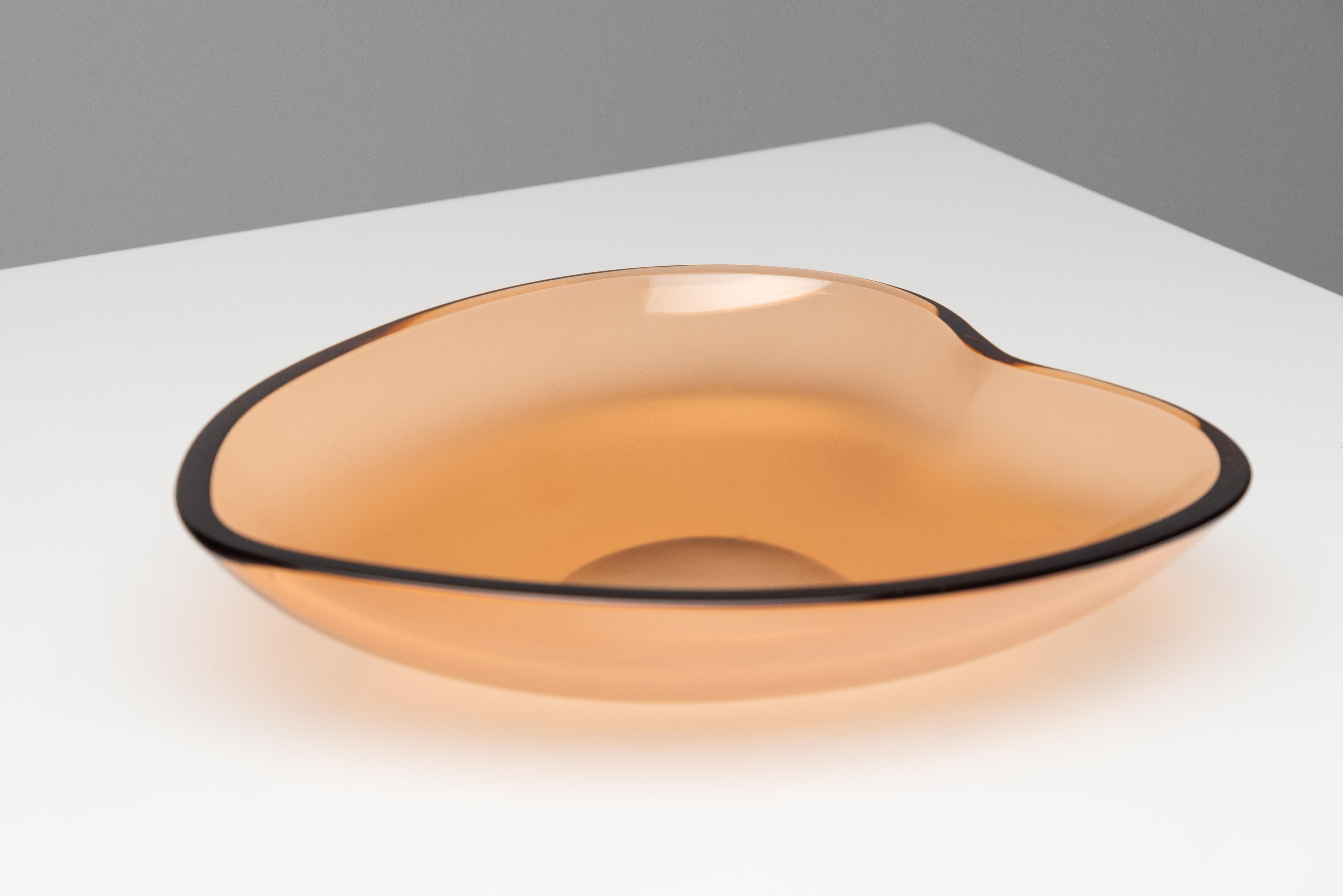 Beautiful heart-shaped bowl designed by Max Ingrand and manufactured by Fontana Arte in Italy in 1960. High quality crystal glass in a stunning peach colour. Hilghly decorative piece. Published in the Fontana Arte catalogue which is shown on the 5th