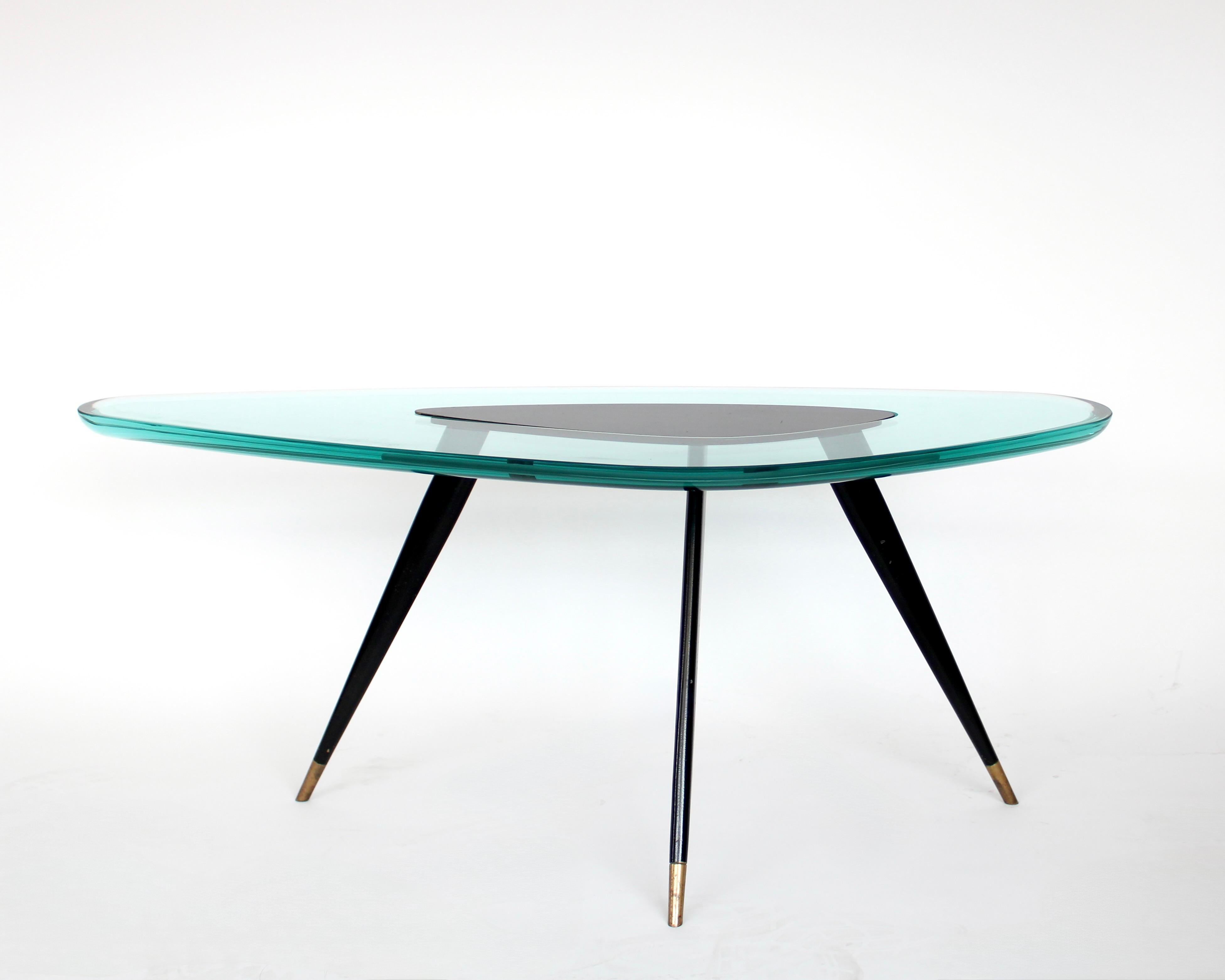 Max Ingrand niedriger Kaffee- oder Cocktailtisch, hergestellt von Fontana Arte Mailand, um 1959. 
Fontana Arte mit abgeschrägtem Glas und lackierten Metallbeinen, die in Messing enden.  Der mittlere Teil besteht aus schwarz lackiertem Metall, und