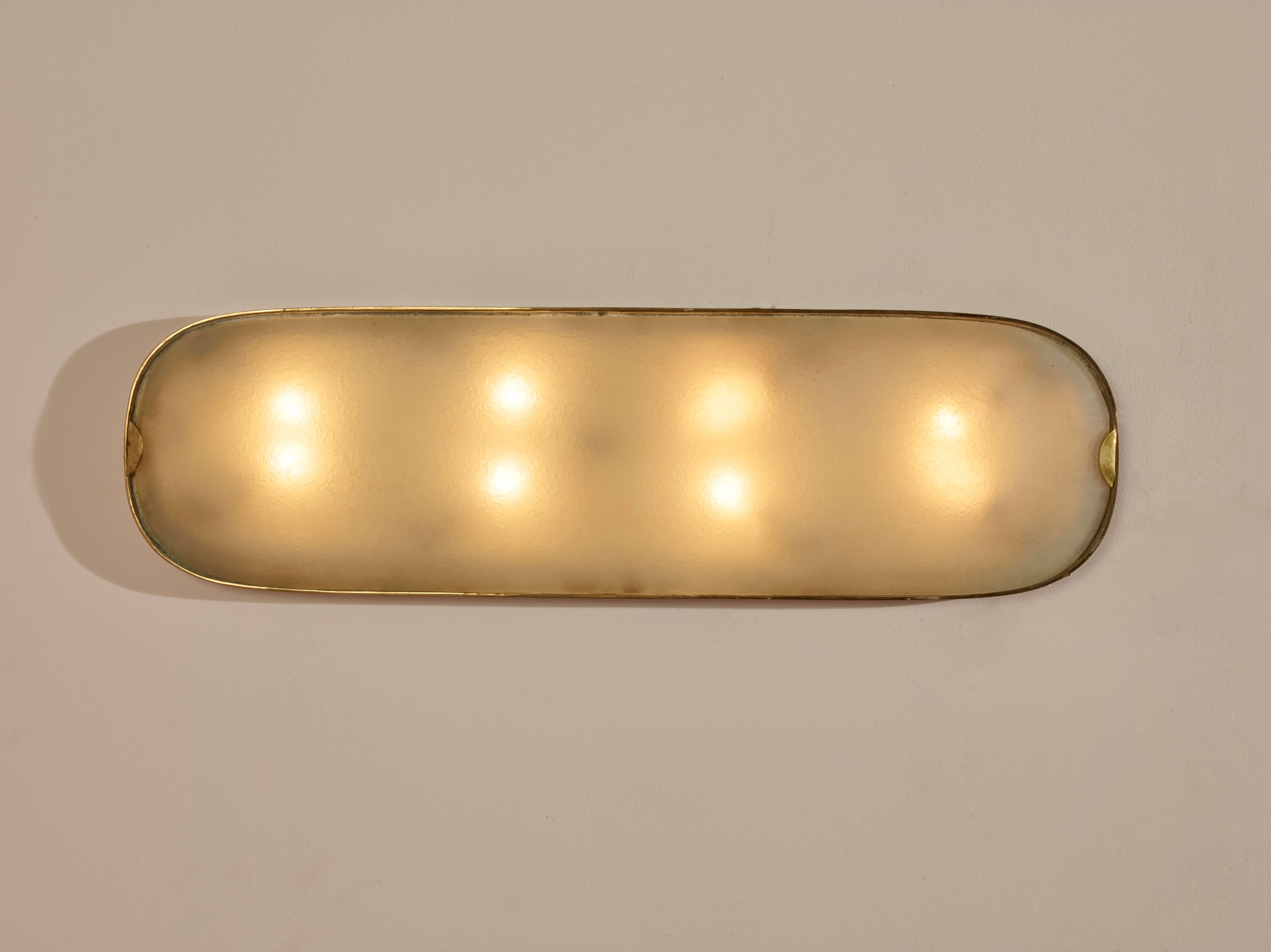 Grande lampada da soffitto o da parete in lamiera d'acciaio verniciata, ottone e vetro sagomato curvato, prodotta da FontanaArte, su design di Max Ingrand, metà degli anni '50.

Ottone e vetro: la combinazione caratteristica delle migliori creazioni